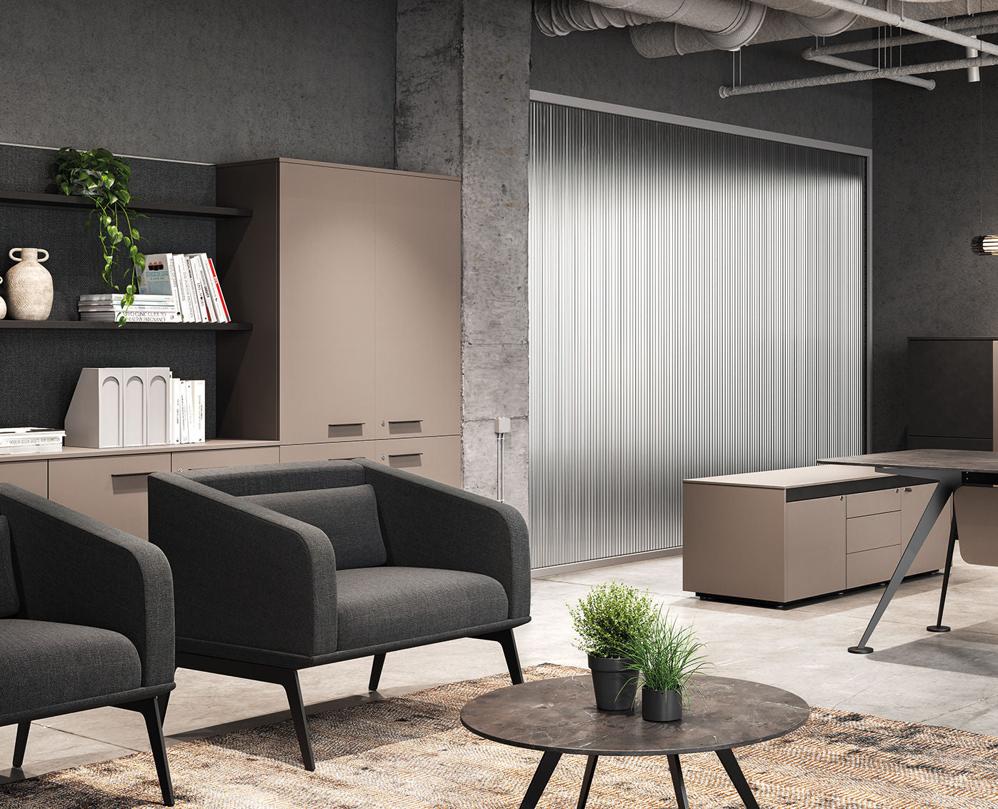 Bureau moderne comprenant des fauteuils gris, une table basse Spike de Giorgio Topan avec des plantes, des étagères contenant des livres et de la décoration, des armoires taupe, un bureau, des plafonds apparents et un style industriel minimaliste.