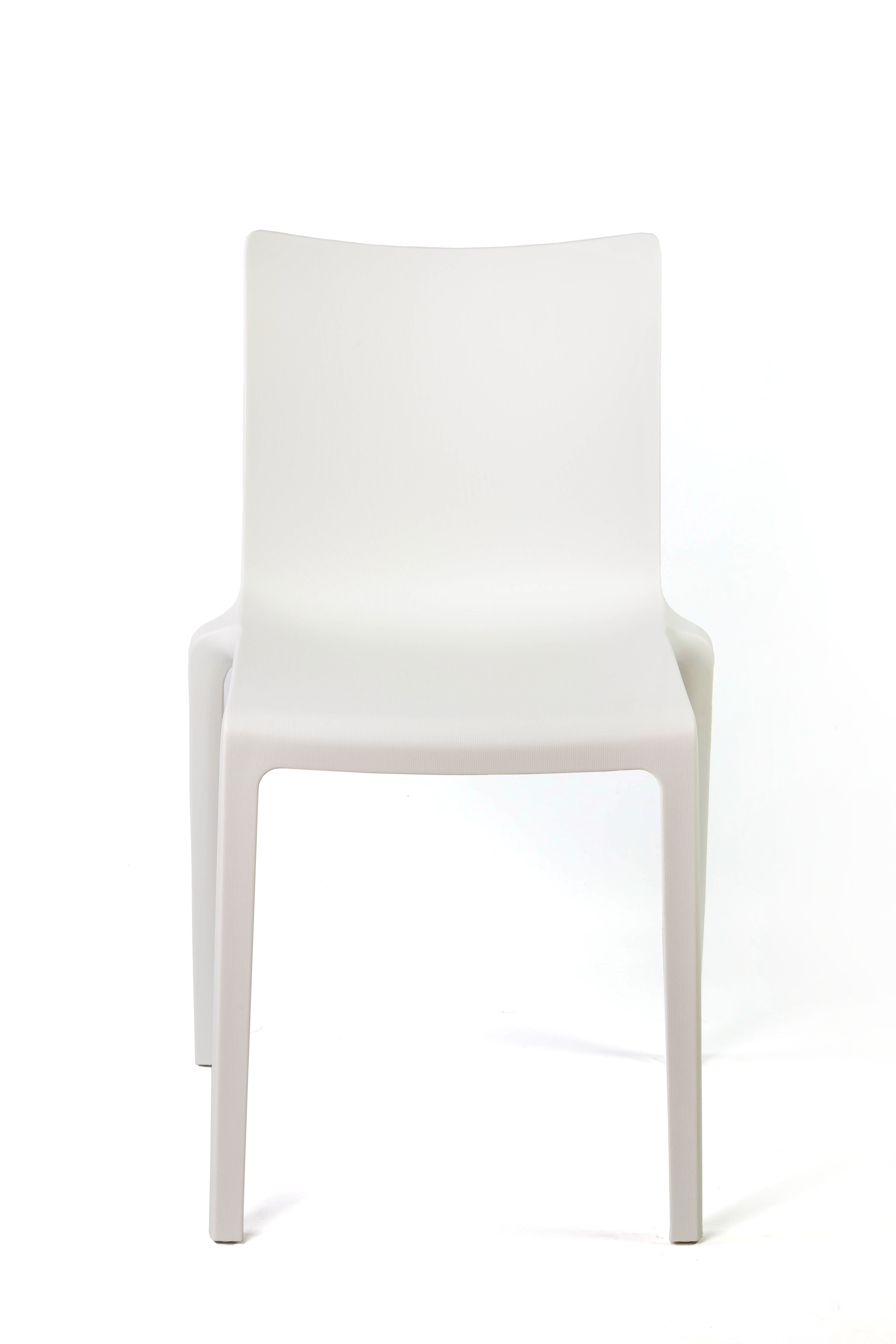 Deux Sièges SUNNY modernes et minimalistes de Claudio Bellini sont empilés sur un fond blanc uni - des chaises empilables parfaites pour l'intérieur ou l'extérieur.