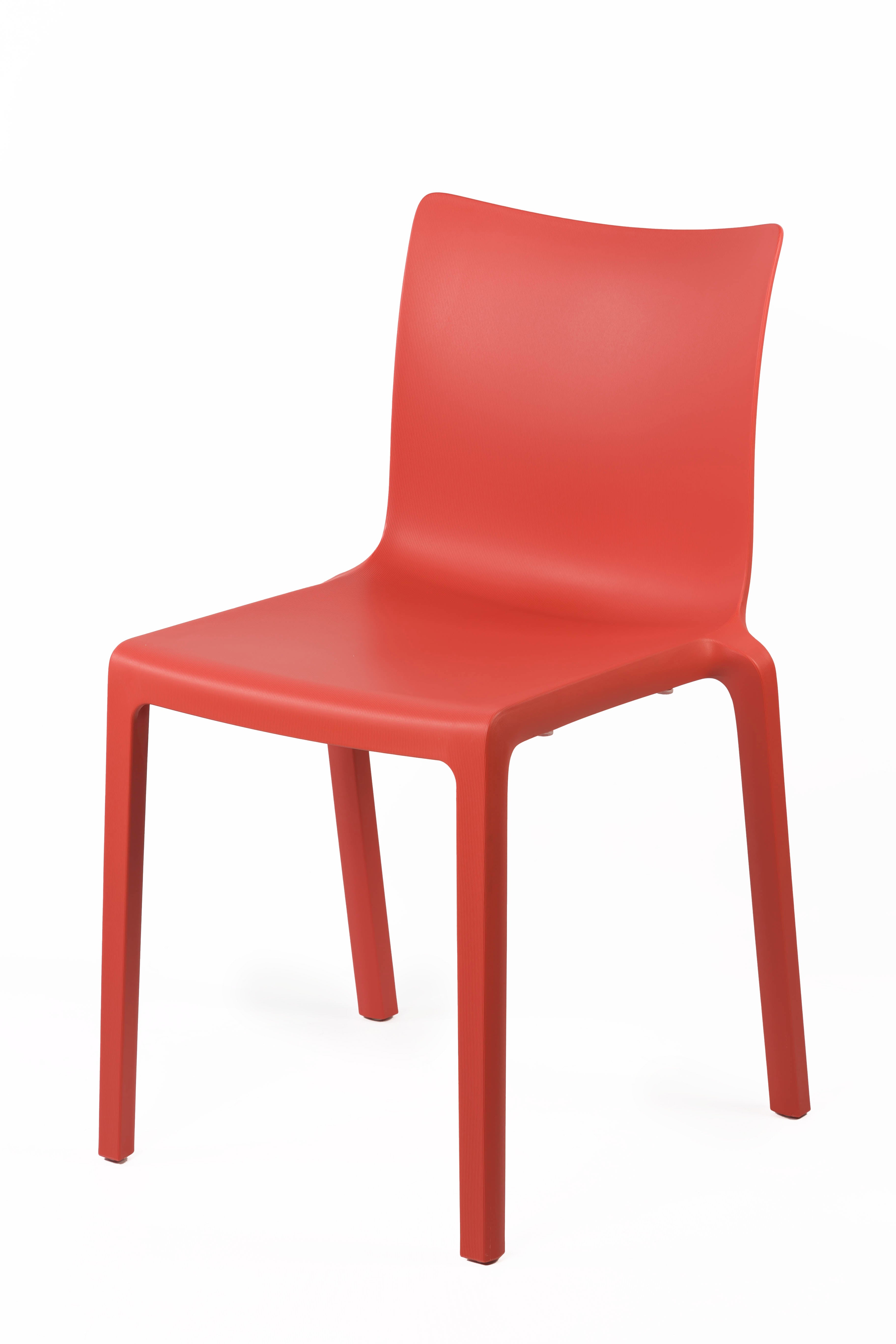 La chaise Sièges SUNNY de Claudio Bellini est une chaise empilable moderne en plastique rouge avec un dossier incurvé et quatre pieds droits, présentée sur un fond blanc.