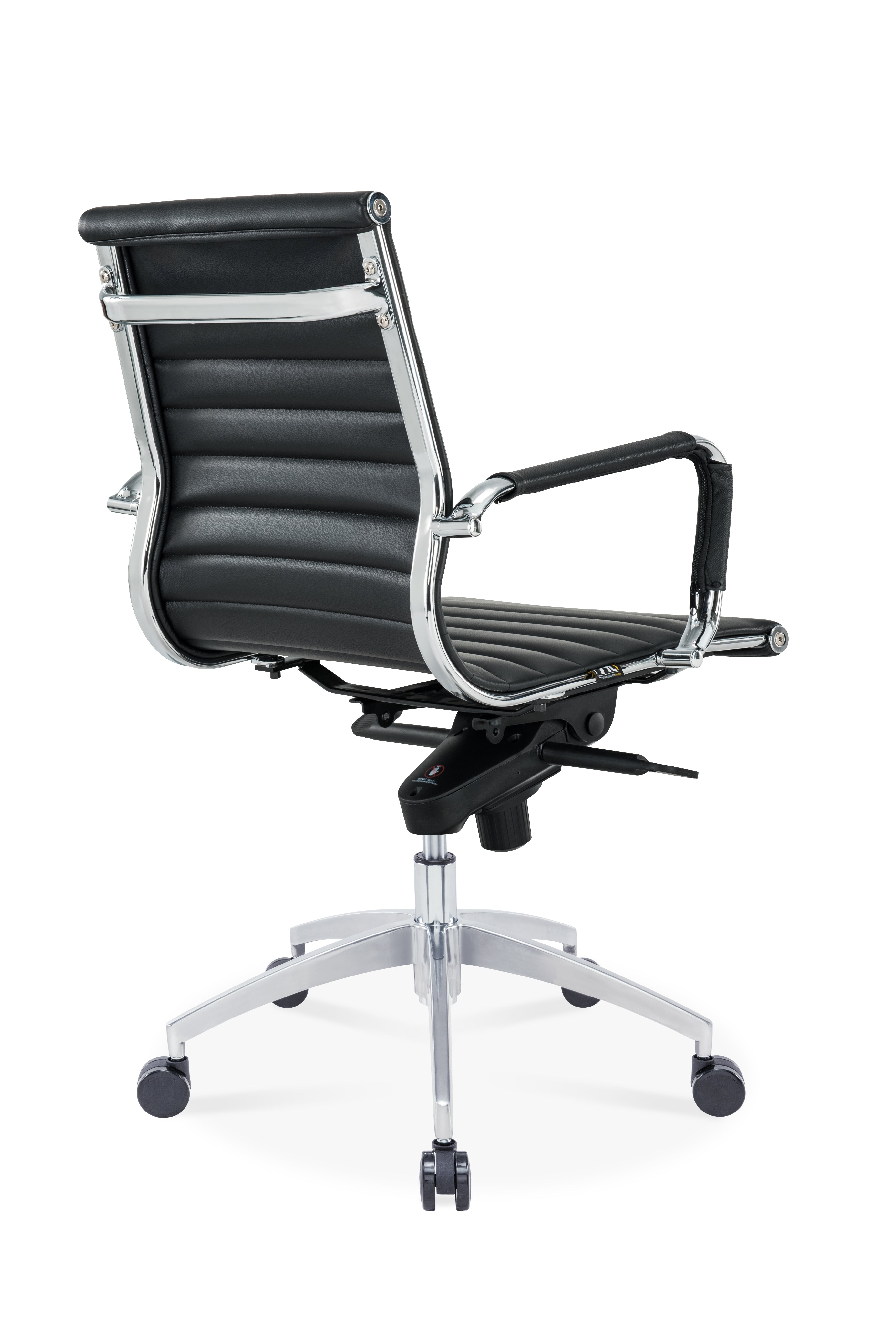 Le Fauteuils Persée d'Attitudes Bureaux est un siège de bureau moderne de couleur noire avec un dossier en cuir strié, une structure chromée, des accoudoirs et un piétement métallique à cinq roues, présenté de dos sur fond blanc.