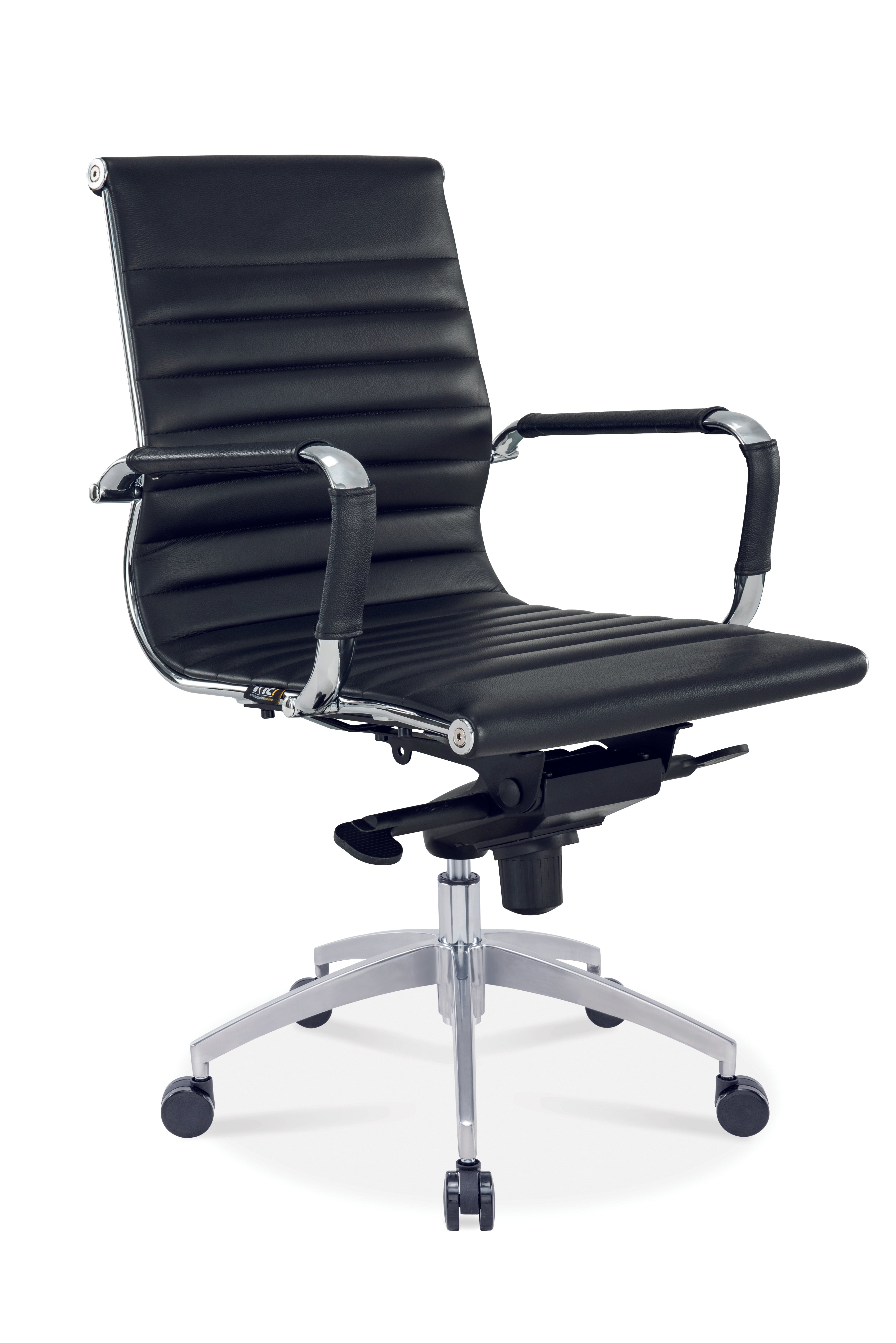 Le fauteuil Attitudes Bureaux Fauteuils Persée est un siège de bureau moderne de couleur noire avec un dossier et une assise rembourrés et nervurés, des accoudoirs en métal et un piétement chromé à cinq roues, présenté sur un fond blanc.