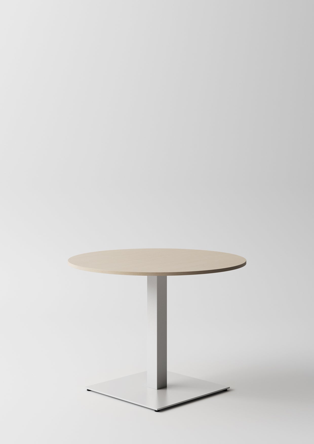Les Pop Tables de réunion et lounge d'Attitudes Bureaux se caractérisent par un plateau en bois clair et un piètement en métal, offrant un look simple et moderne, idéal pour les aménagements de bureau ou comme tables de salon élégantes sur un fond blanc uni.