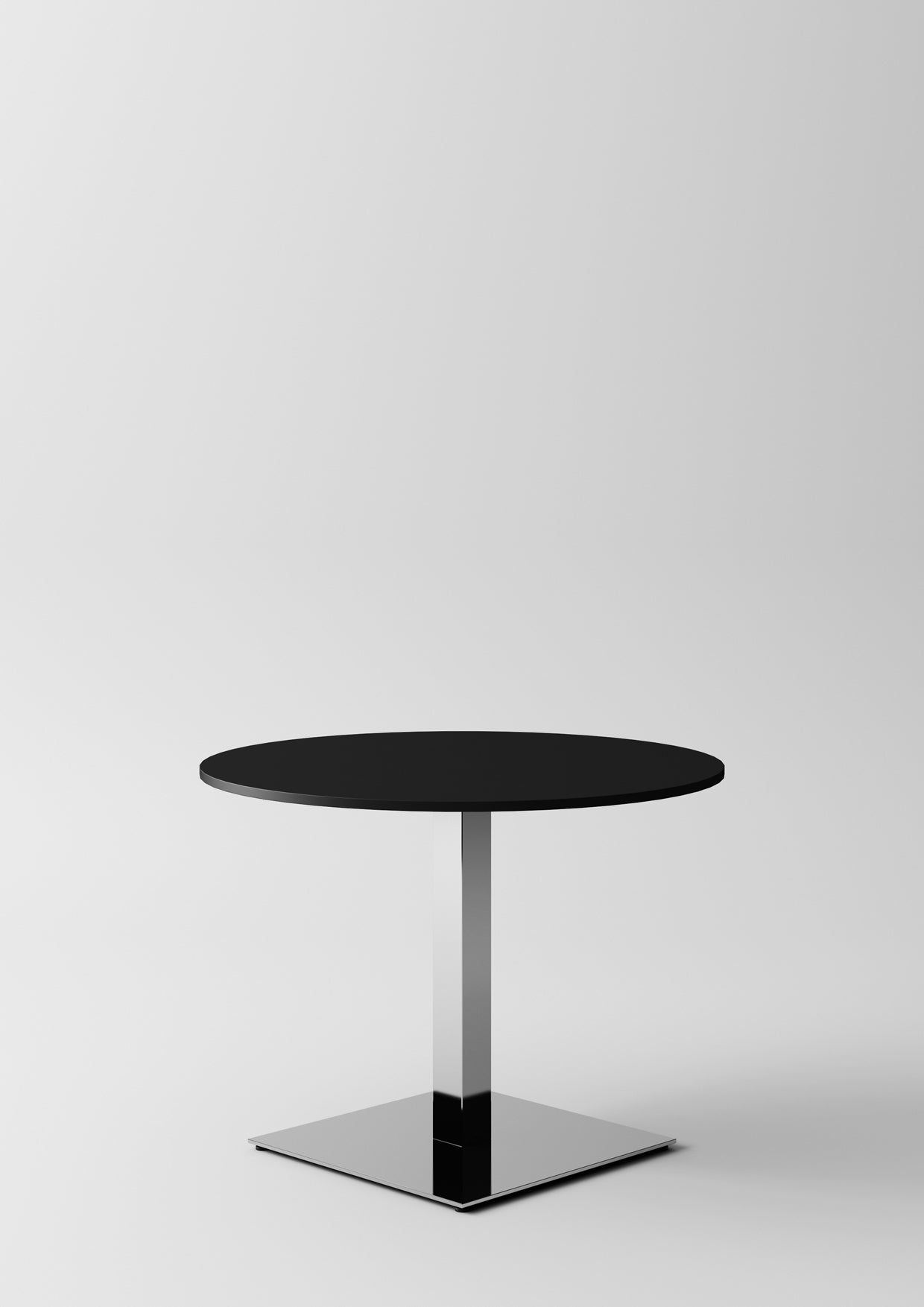 La Pop Tables de réunion et lounge d'Attitudes Bureaux est une table ronde noire minimaliste avec un seul socle en métal et une plaque de sol carrée, idéale pour l'aménagement des bureaux ou comme table de réunion chic, présentée sur un fond gris clair.