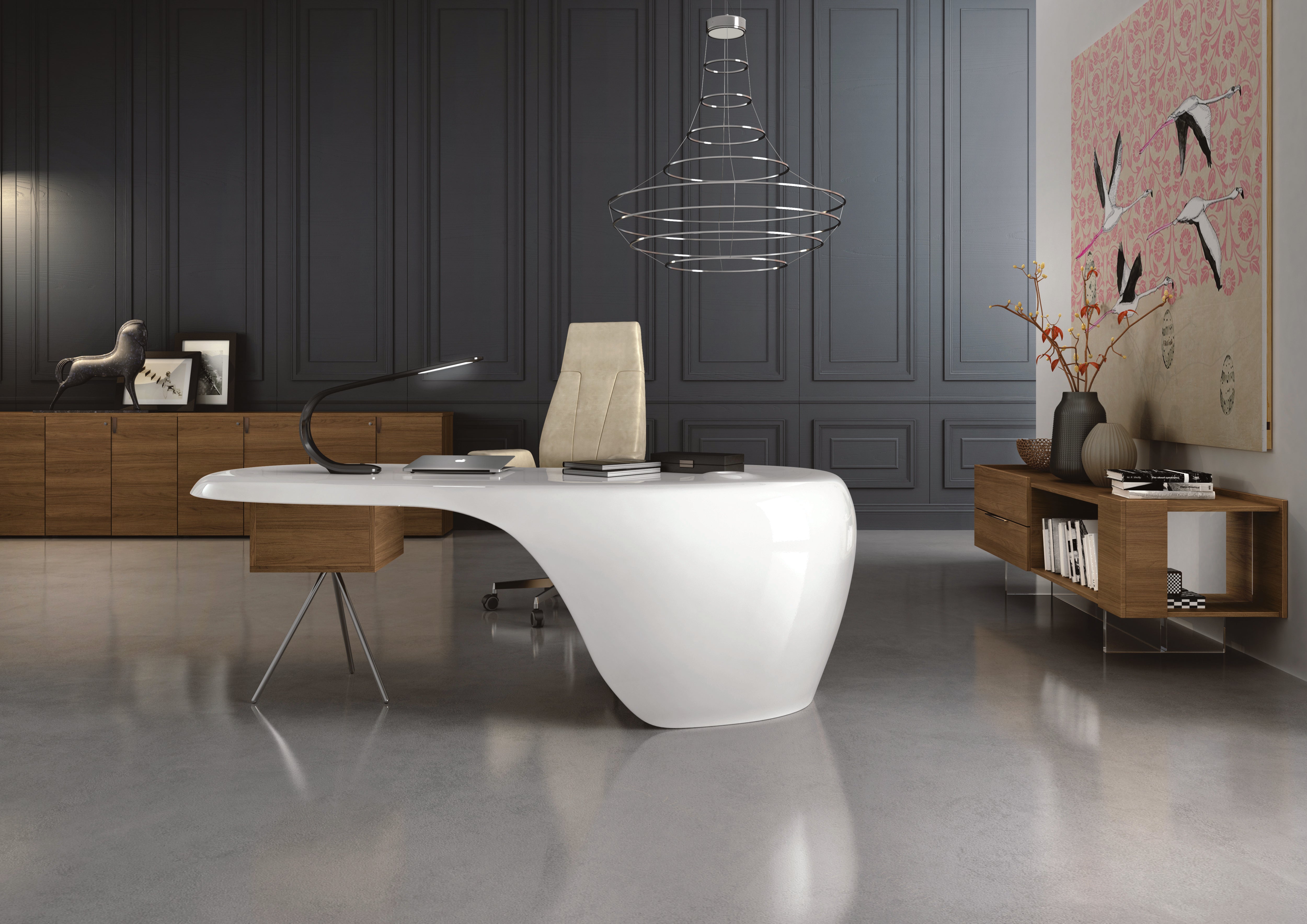 Un bureau moderne présente le bureau de direction UNO de Karim Rashid, associé à une chaise crème, à un décor minimaliste et à des armoires en bois. Les murs en lambris gris et l'art abstrait des oiseaux rehaussent l'ameublement de bureau contemporain et l'ambiance élégante.