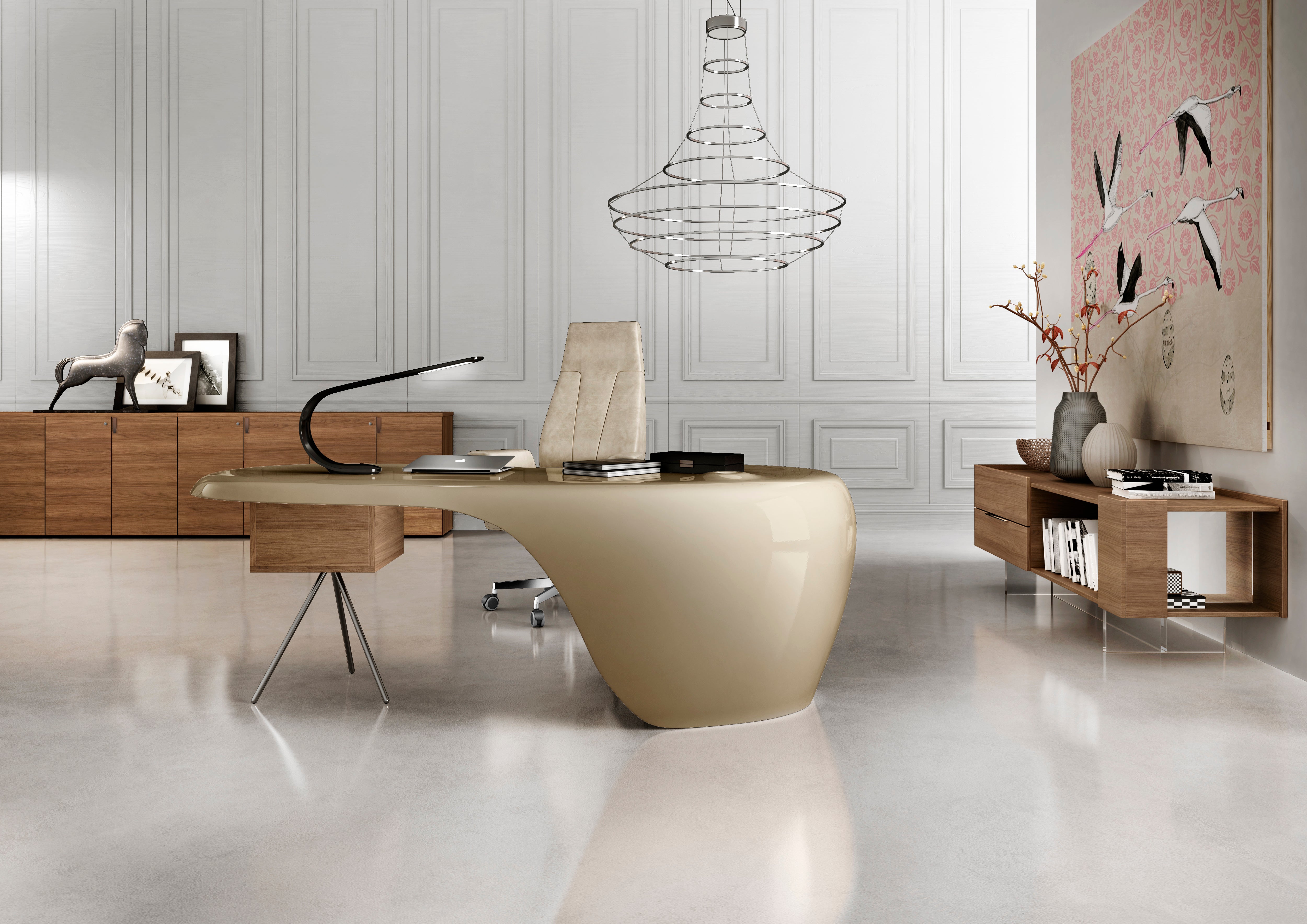 Un bureau moderne doté du bureau de direction UNO de Karim Rashid, d'une chaise ergonomique, d'armoires en bois minimalistes, d'œuvres d'art murales sur le thème des oiseaux et d'objets décoratifs crée une atmosphère lumineuse et spacieuse.