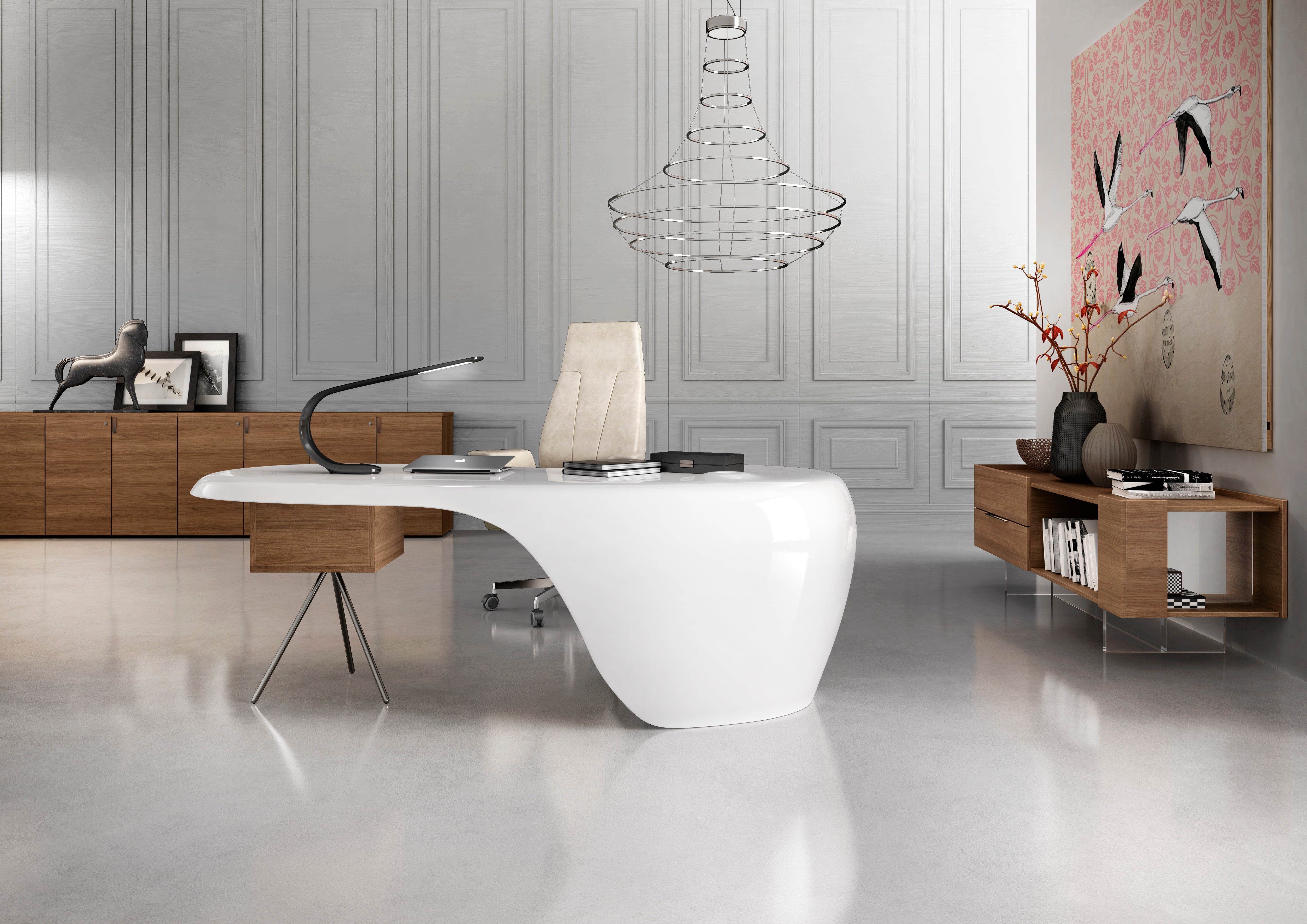 Le bureau de direction UNO de Karim Rashid se compose d'un bureau blanc sculpté, d'une chaise beige, d'armoires en bois, d'œuvres d'art représentant des oiseaux, d'un luminaire en fil de fer distinctif et d'une décoration élégante sur des sols polis et élégants, pour un look moderne et minimaliste.