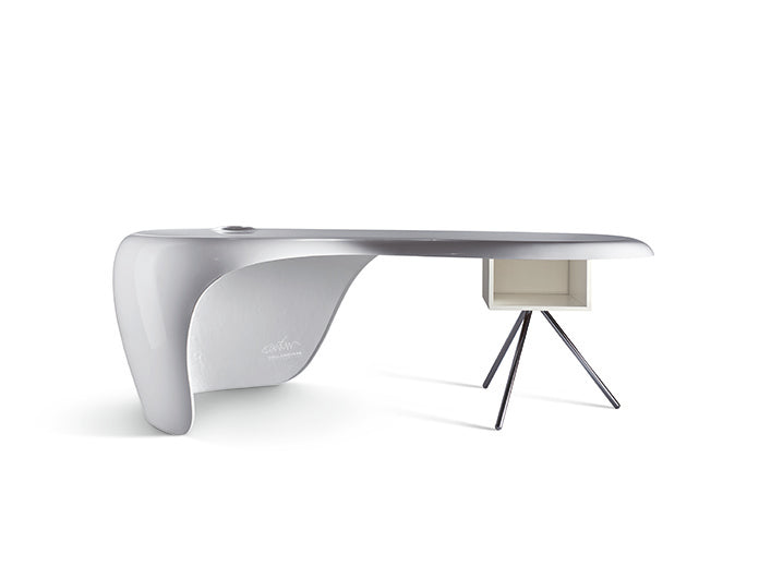UNO de Karim Rashid est un bureau de direction blanc, moderne et sculptural, doté d'une base gauche incurvée, de minces pieds tripodes en métal à droite et d'un petit tiroir rectangulaire. Son design minimaliste incarne un mobilier de bureau futuriste.