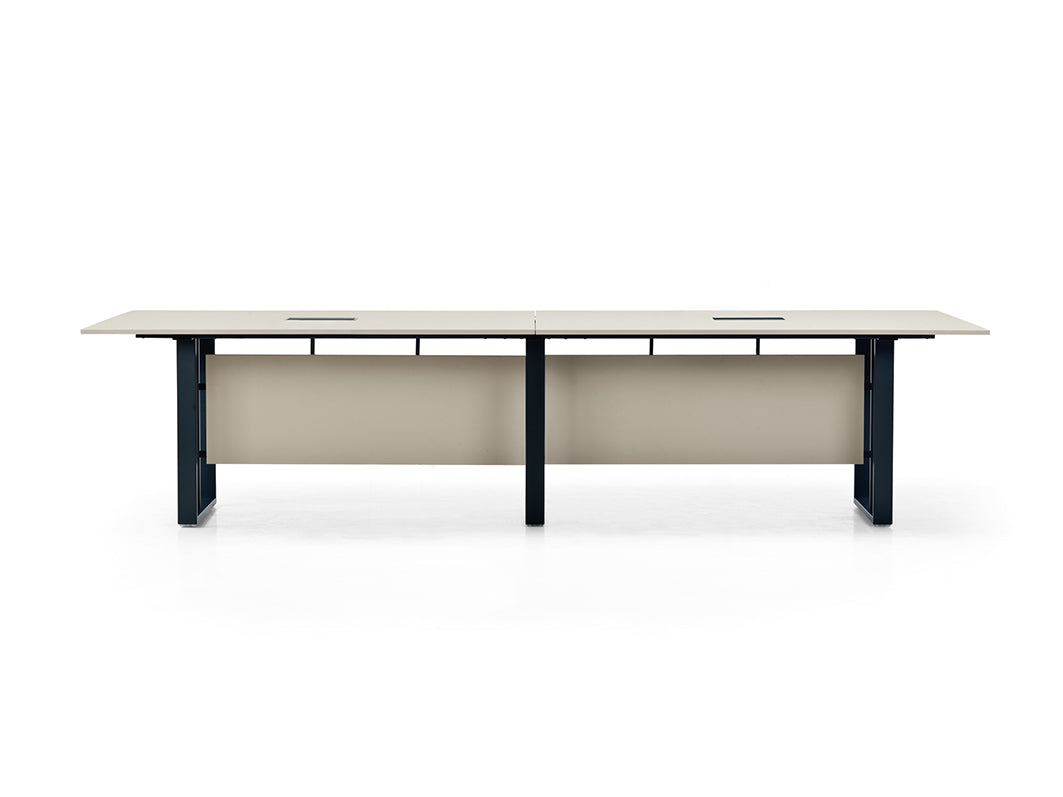 Les Tables de réunion Velvet d'Attitudes Bureaux se composent d'un long plateau beige, de pieds noirs et de deux emplacements rectangulaires pour les câbles, idéaux pour les grandes salles de réunion, photographiés sur un fond blanc.