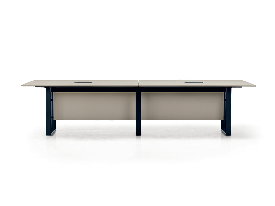 Les Tables de réunion Velvet d'Attitudes Bureaux se caractérisent par un plateau rectangulaire beige clair et des pieds robustes foncés, présentés sur un fond blanc uni. Elle comprend deux passages de câbles pour une connectivité intégrée dans les grandes salles de réunion.