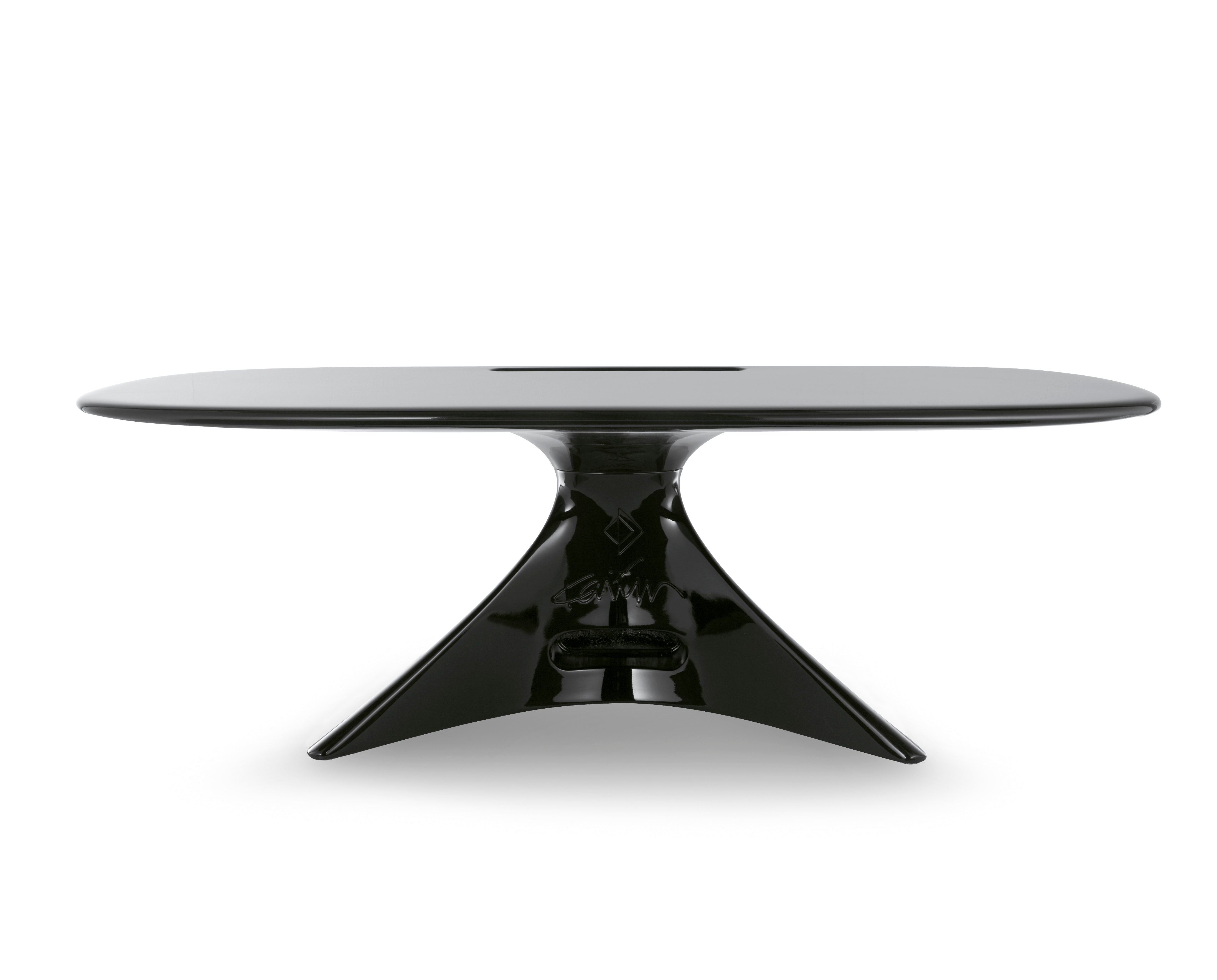 Le bureau ZERO de Karim Rashid se caractérise par une finition noire élégante, un plateau rectangulaire brillant et un socle triangulaire sculptural, le tout sur un fond blanc uni.