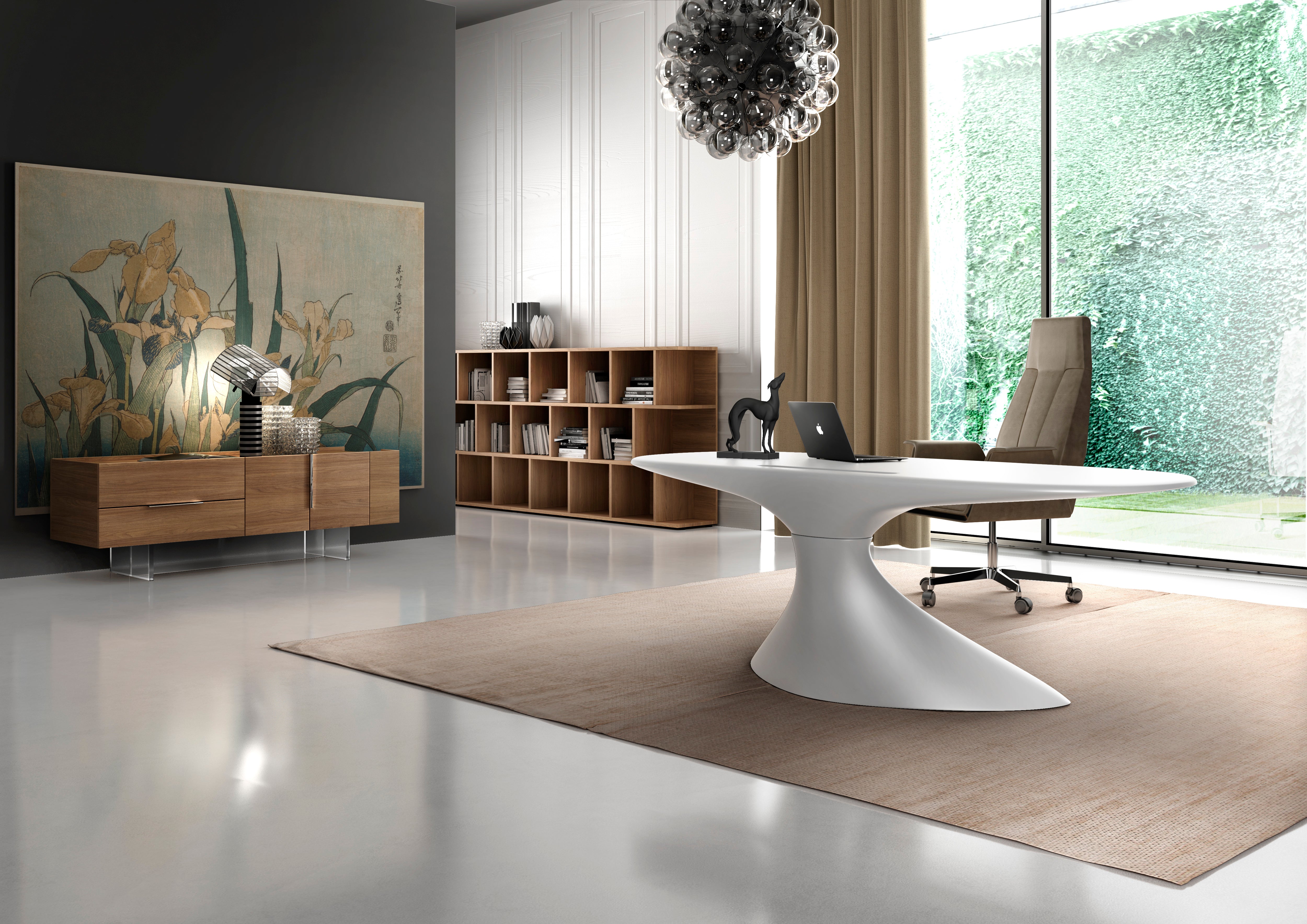 Un bureau moderne présente le bureau sculptural ZERO de Karim Rashid avec une chaise beige, un ordinateur portable et une statue noire. Une grande fenêtre offrant une vue sur le jardin, une œuvre d'art et des étagères en bois rehaussent l'ambiance minimaliste et sophistiquée.