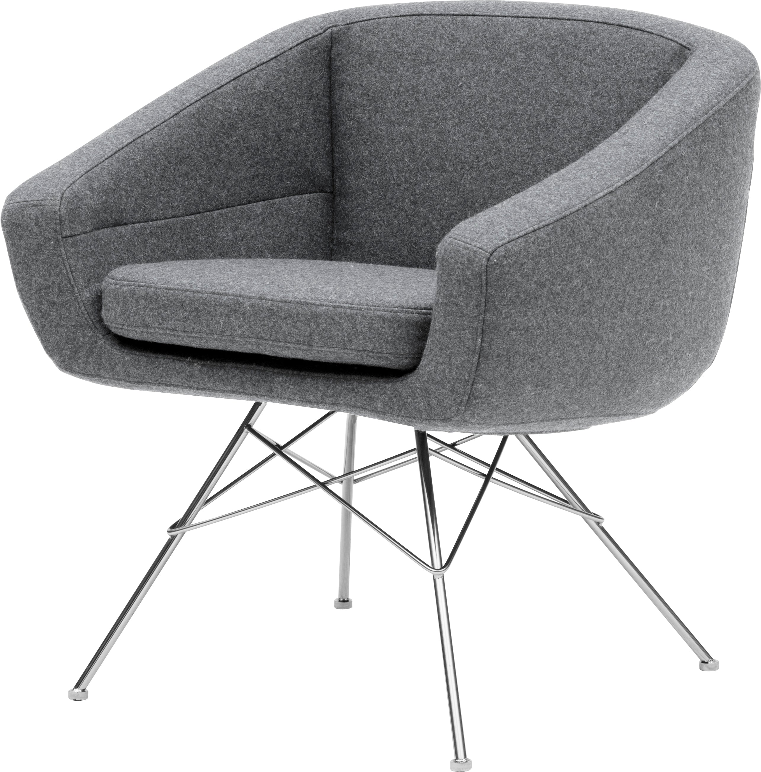 Le Fauteuil AIKO de Susanne Grønlund est un fauteuil moderne rembourré gris avec un dossier incurvé, un coussin d'assise et des pieds géométriques en métal croisé.