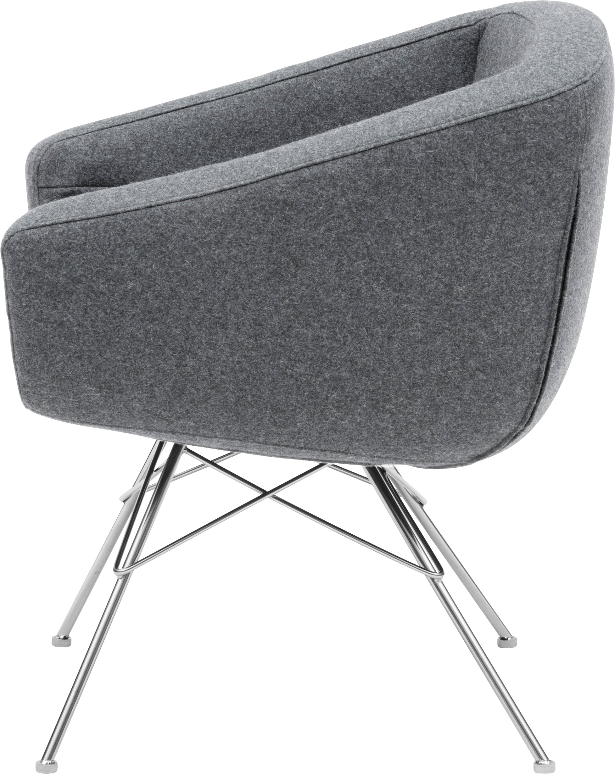 Le Fauteuil AIKO de Susanne Grønlund est un fauteuil moderne rembourré gris avec un dossier incurvé et des pieds en métal, présenté de profil sur un fond blanc.