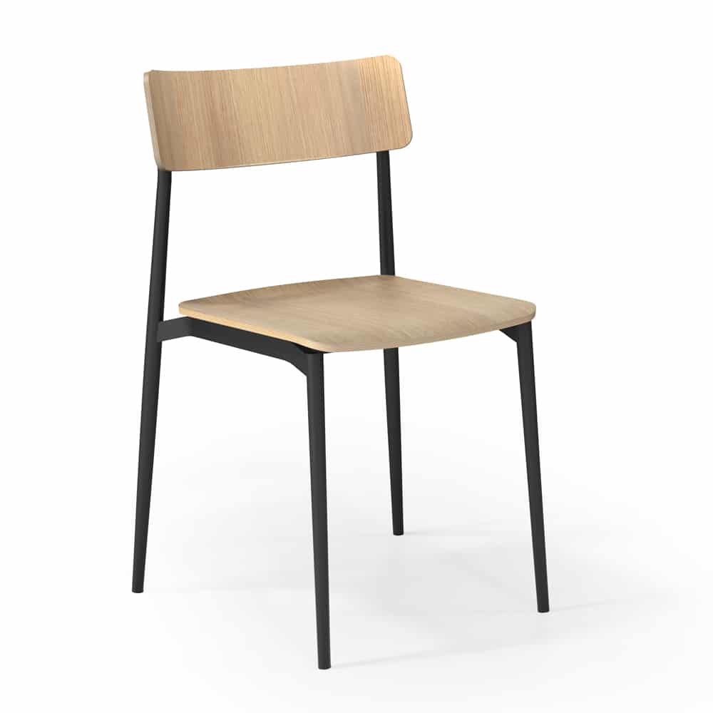 La Chaise empilable Bois Cult d'Attitudes Bureaux se caractérise par une assise et un dossier en chêne courbé clair, des pieds et une structure en métal noir, sur fond blanc, idéal pour un usage professionnel.