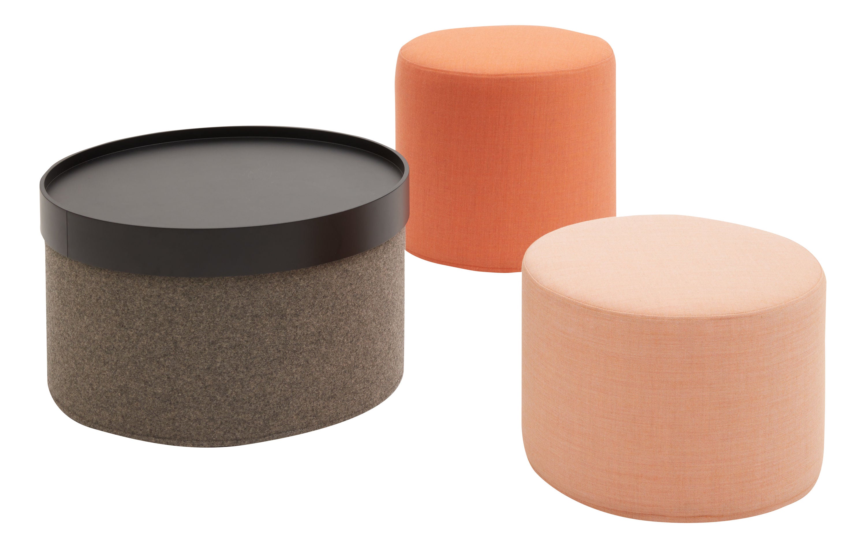 Le pouf DRUM multifonction d'Attitudes Bureaux présente un design simple et minimaliste et peut être utilisé comme mobilier polyvalent modulable : siège, table basse ou repose-pieds.