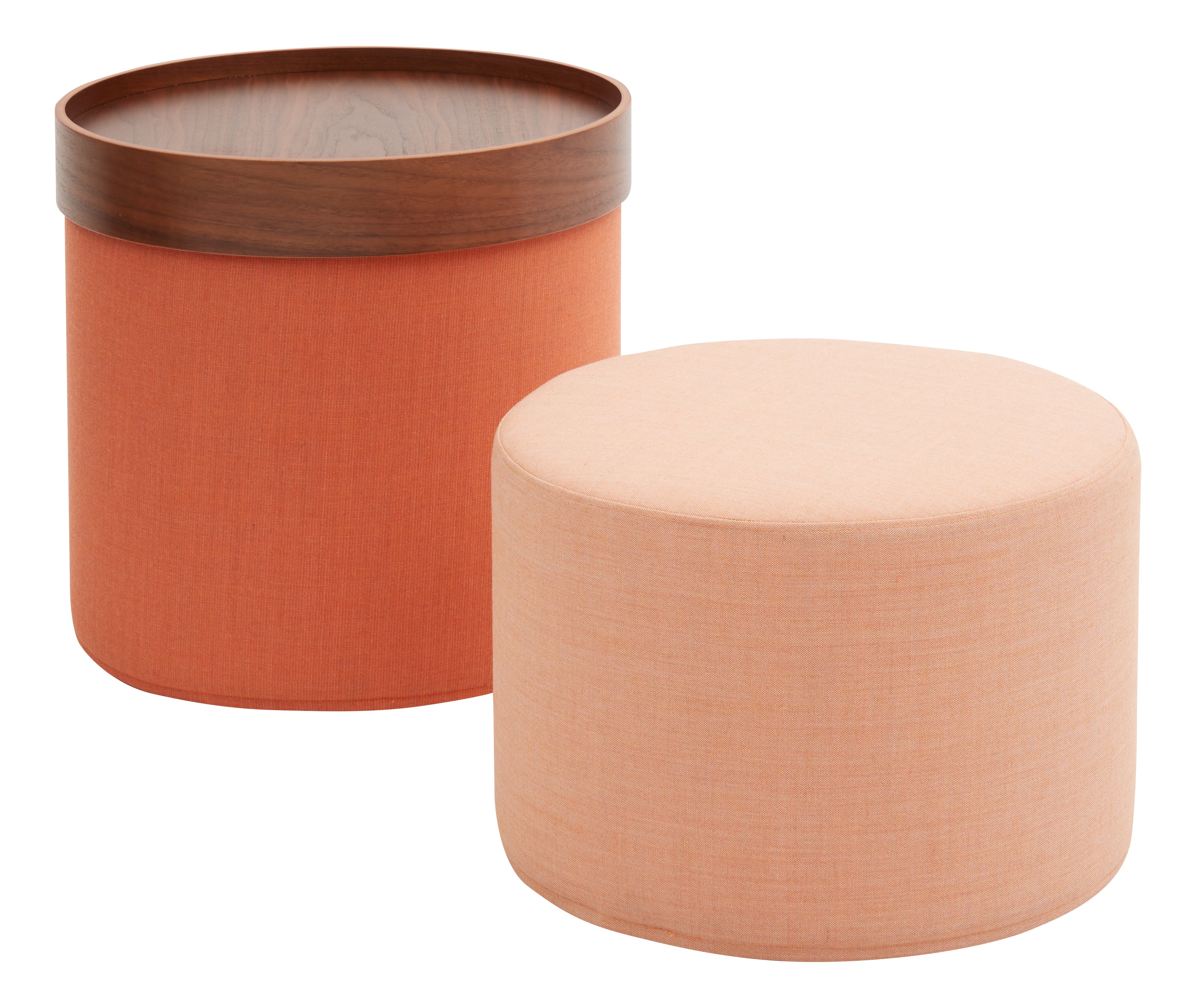 Deux poufs ronds DRUM par Attitudes Bureaux : l'un avec une base en tissu orange et un plateau en bois foncé, l'autre en tissu pêche clair sans plateau. Tous deux offrent un design moderne et minimaliste et peuvent être utilisés comme sièges multifonctionnels ou tables basses.