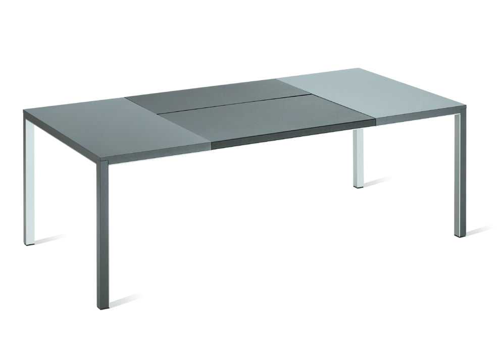 La table Neta Executive d'Attitudes Bureaux est une table rectangulaire moderne avec une surface plate grise, quatre pieds droits et un panneau d'extension central. Elle est parfaite pour les espaces de travail modernes et rehaussée par des finitions haut de gamme.