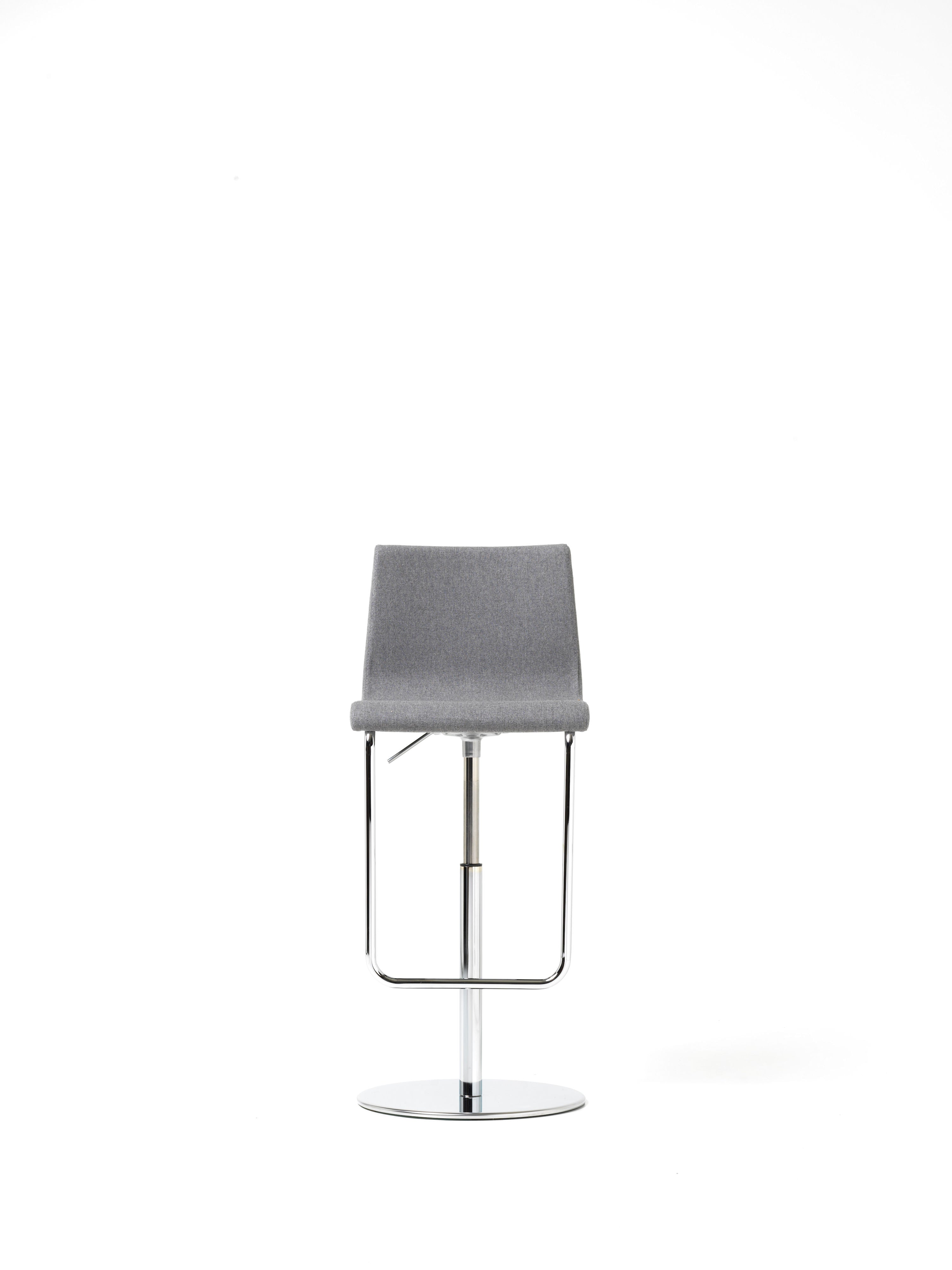 Le Tabouret PRINCE d'Attitudes Bureaux, un tabouret moderne rembourré gris avec hauteur réglable, base chromée et repose-pieds, est centré sur un fond blanc uni.