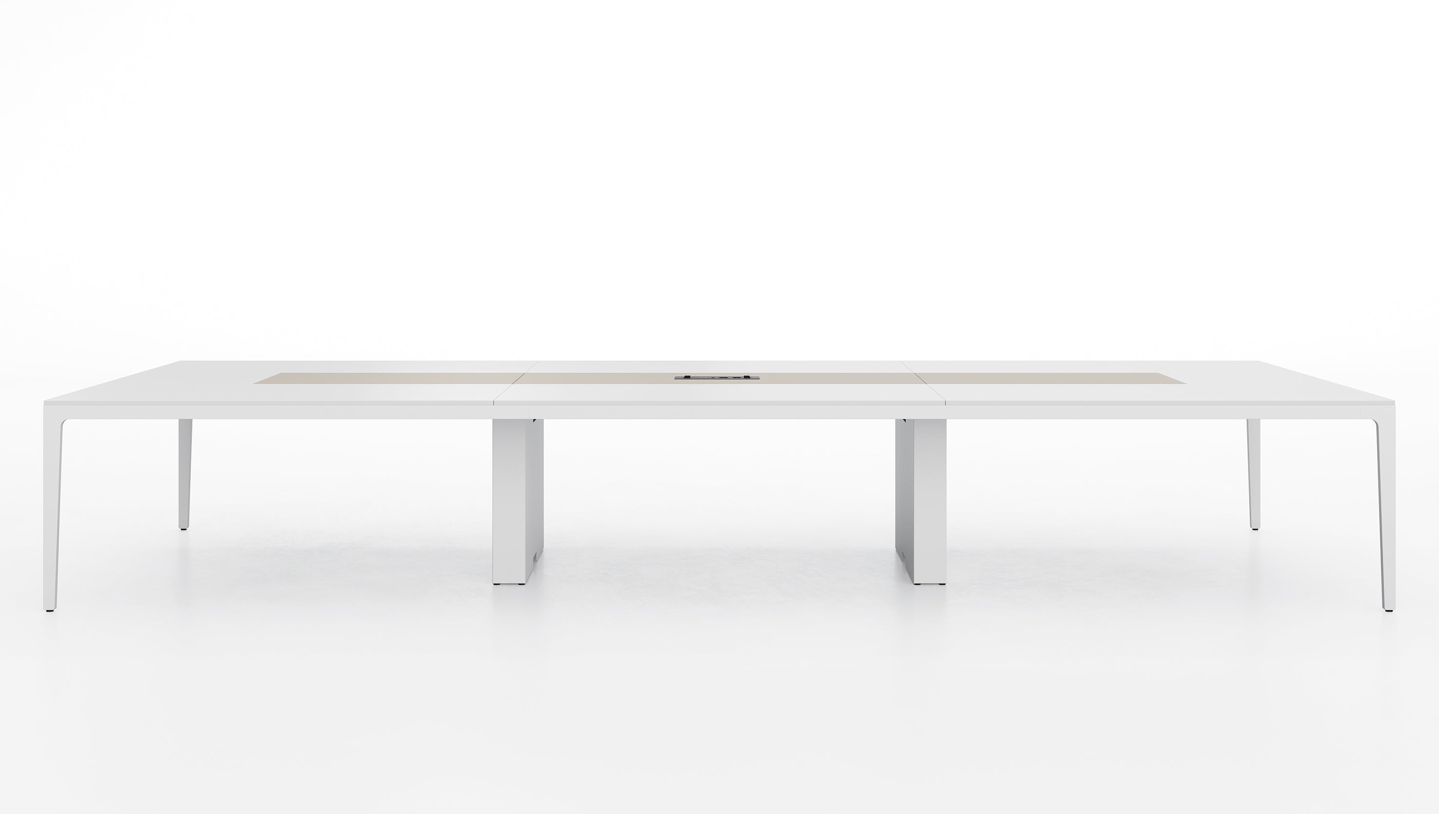 La table de réunion modulaire Alplus de Marco Zito est une grande table rectangulaire blanche moderne, dotée de quatre pieds élancés et d'un système de gestion des câbles intégré. Elle est idéale pour les espaces nécessitant des solutions de conférence flexibles.