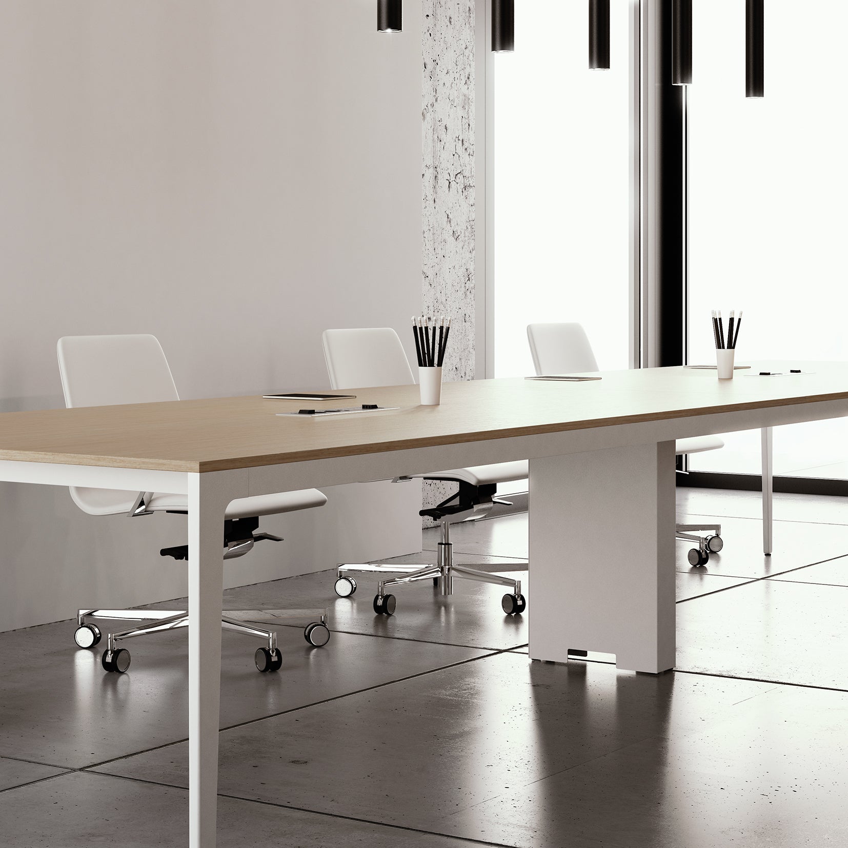 Une salle de conférence moderne est équipée d'une longue table Marco Zito Tables de réunion modulables Alplus avec gestion intégrée des câbles, de chaises blanches à roulettes, de stylos et de cahiers. L'espace minimaliste utilise des tons neutres et de grandes fenêtres pour la lumière naturelle.