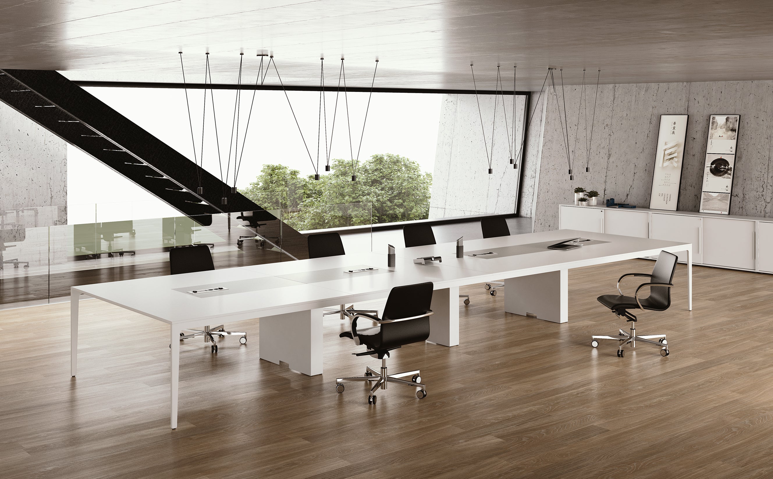 Bureau moderne avec un long Marco Zito Tables de réunion modulables Alplus, plusieurs chaises noires sur roulettes, sol en bois, grandes fenêtres donnant sur des arbres, et décor minimaliste sous un luminaire suspendu.