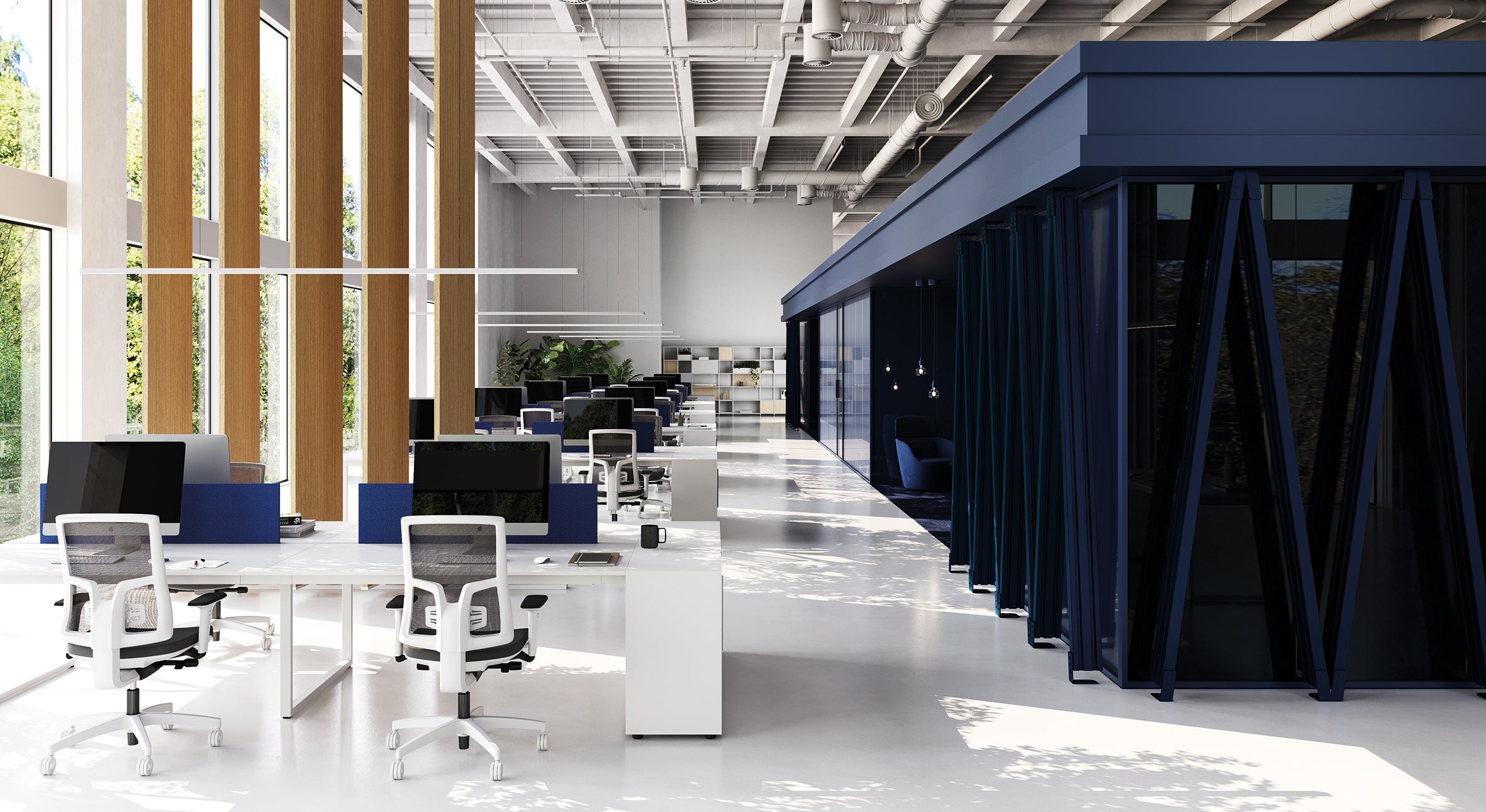 Le bureau moderne à aire ouverte comprend des rangées de bureaux BE.1 de Progetto CMR et des chaises ergonomiques, mettant l'accent sur la flexibilité de l'espace de travail. De grandes fenêtres et une salle de réunion aux parois de verre bleu créent un bureau contemporain propre, lumineux et organisé.