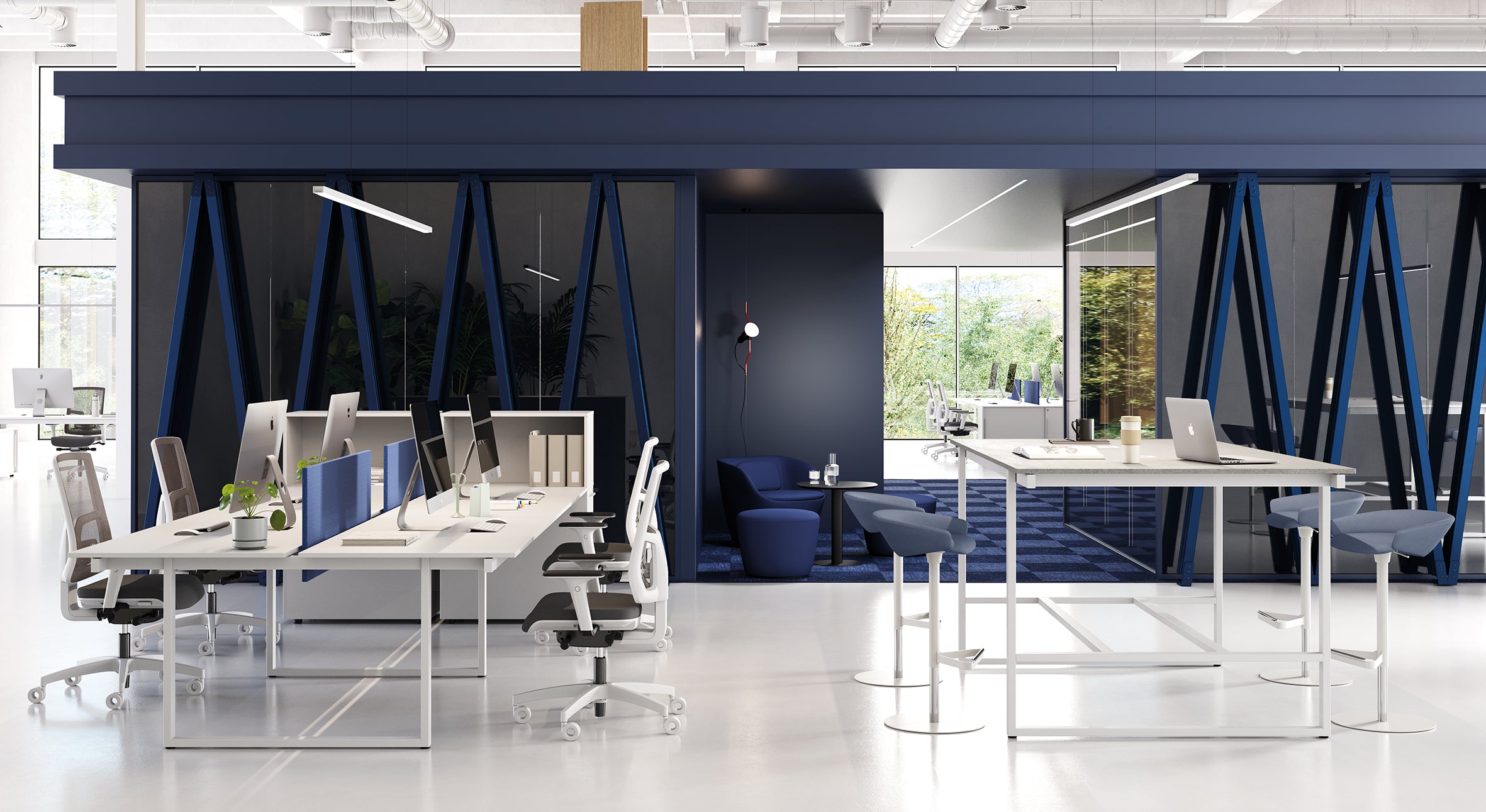 Bureau moderne à aire ouverte avec des bureaux blancs Bureau BE.1 de Progetto CMR, des chaises ergonomiques, des postes de travail assis-debout flexibles et un espace lounge avec des sièges bleus inondés de lumière naturelle grâce à de grandes fenêtres.