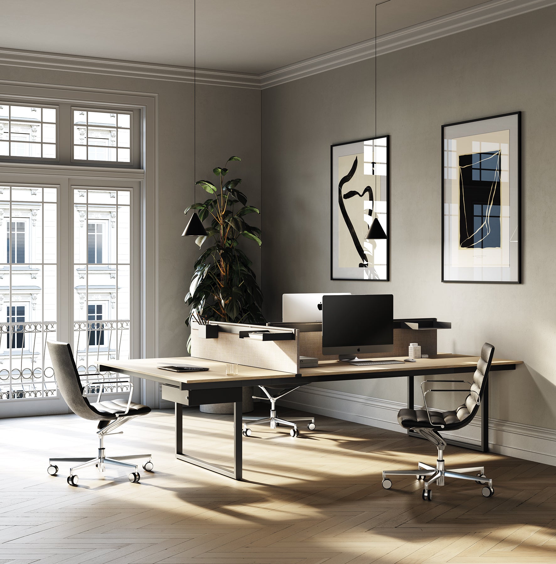 Un bureau moderne et lumineux comprend deux bureaux Progetto CMR Bureau BE.1, des ordinateurs et des chaises près de grandes fenêtres. Le décor minimaliste comprend des œuvres d'art abstraites, une grande plante verte et des planchers en bois pour un espace de travail flexible baigné par la lumière du soleil.