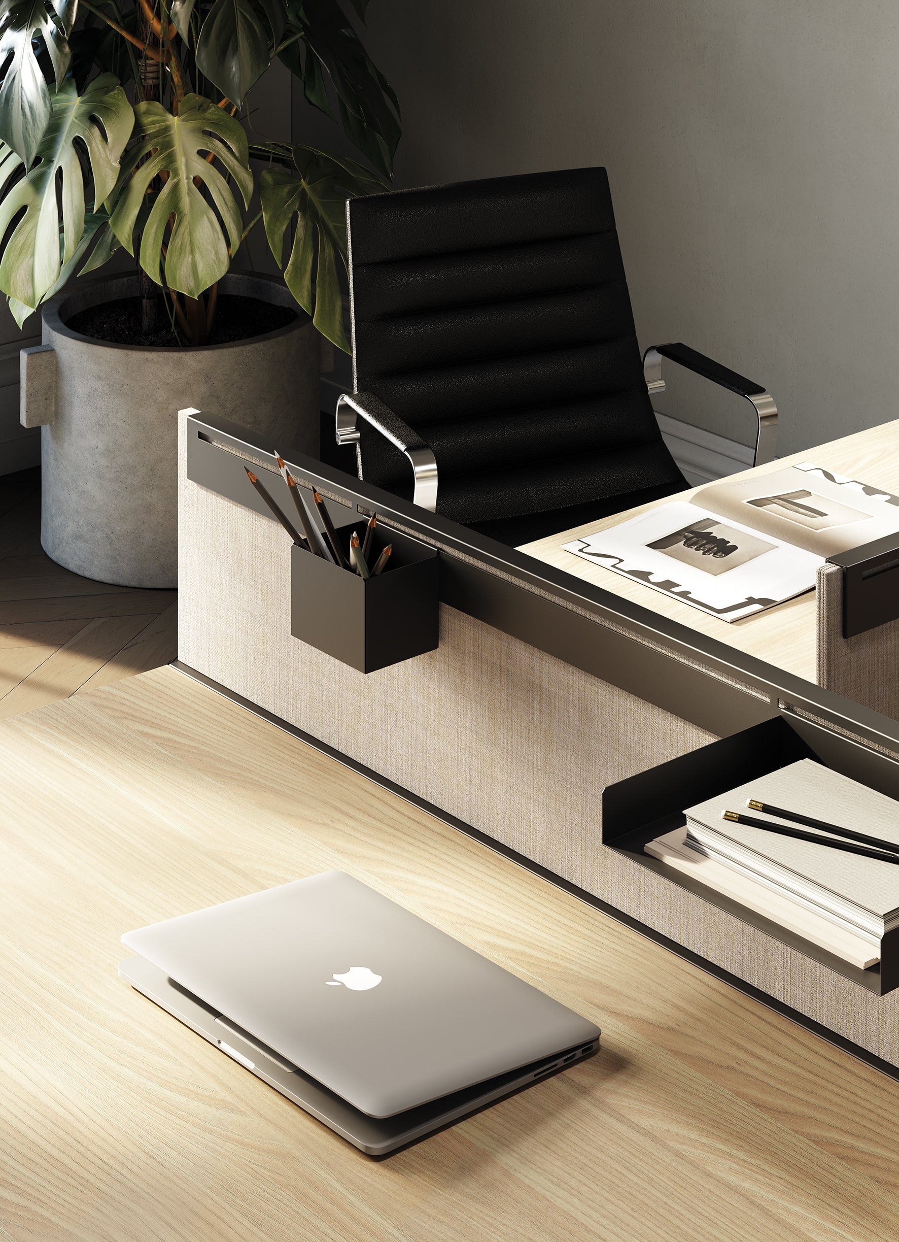 Un bureau aux lignes épurées présente le Bureau BE.1 de Progetto CMR, associé à une chaise noire. Des stylos, des papiers et une plante en pot sont posés sur le bureau, tandis qu'un MacBook argenté fermé repose sur le sol en bois clair à proximité.