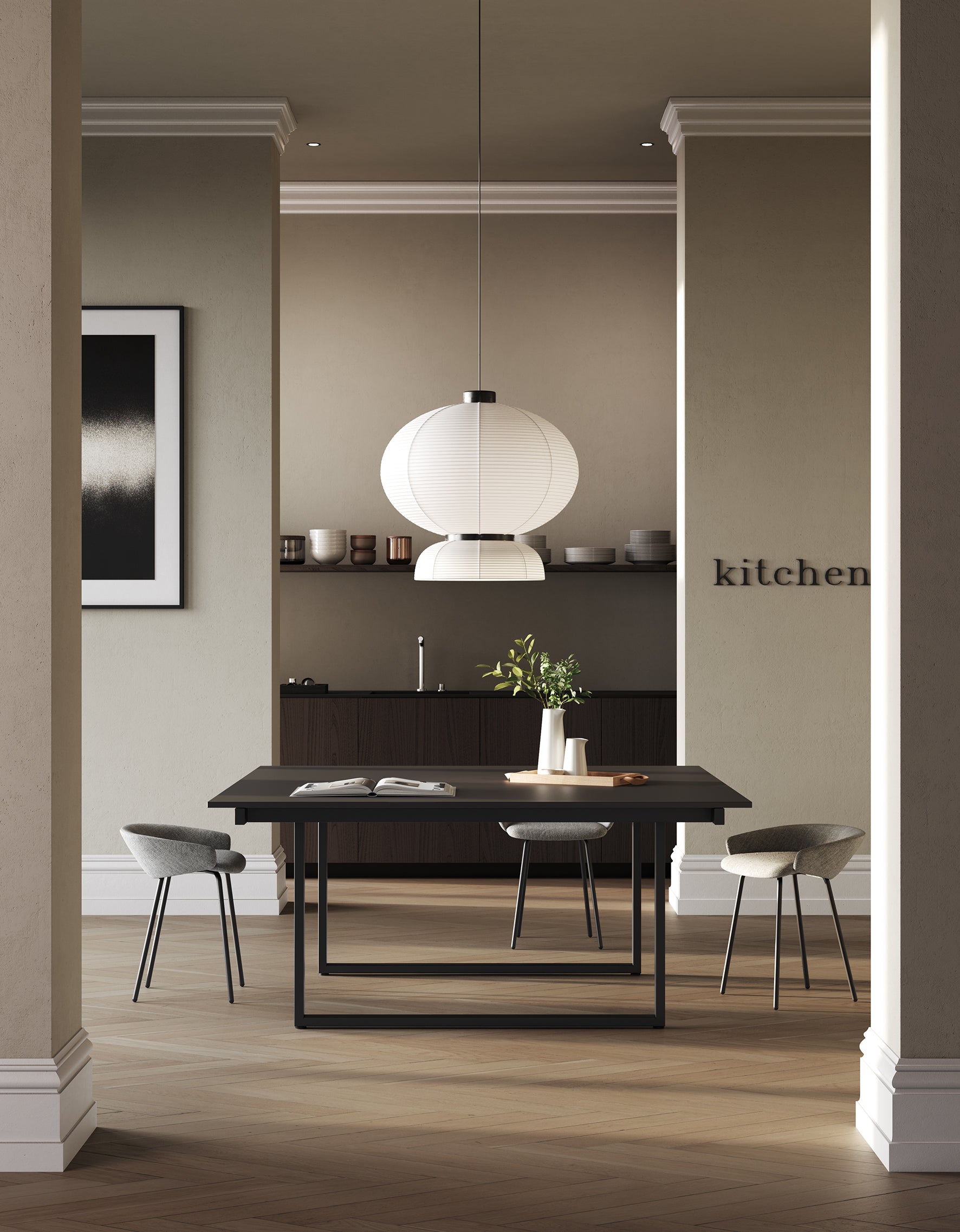 Une salle à manger moderne avec une table noire, des chaises grises, un décor minimaliste et une lampe en papier blanc suspendue met en valeur le Bureau BE.1 de Progetto CMR. Le mot "cuisine" est affiché sur le mur beige derrière.