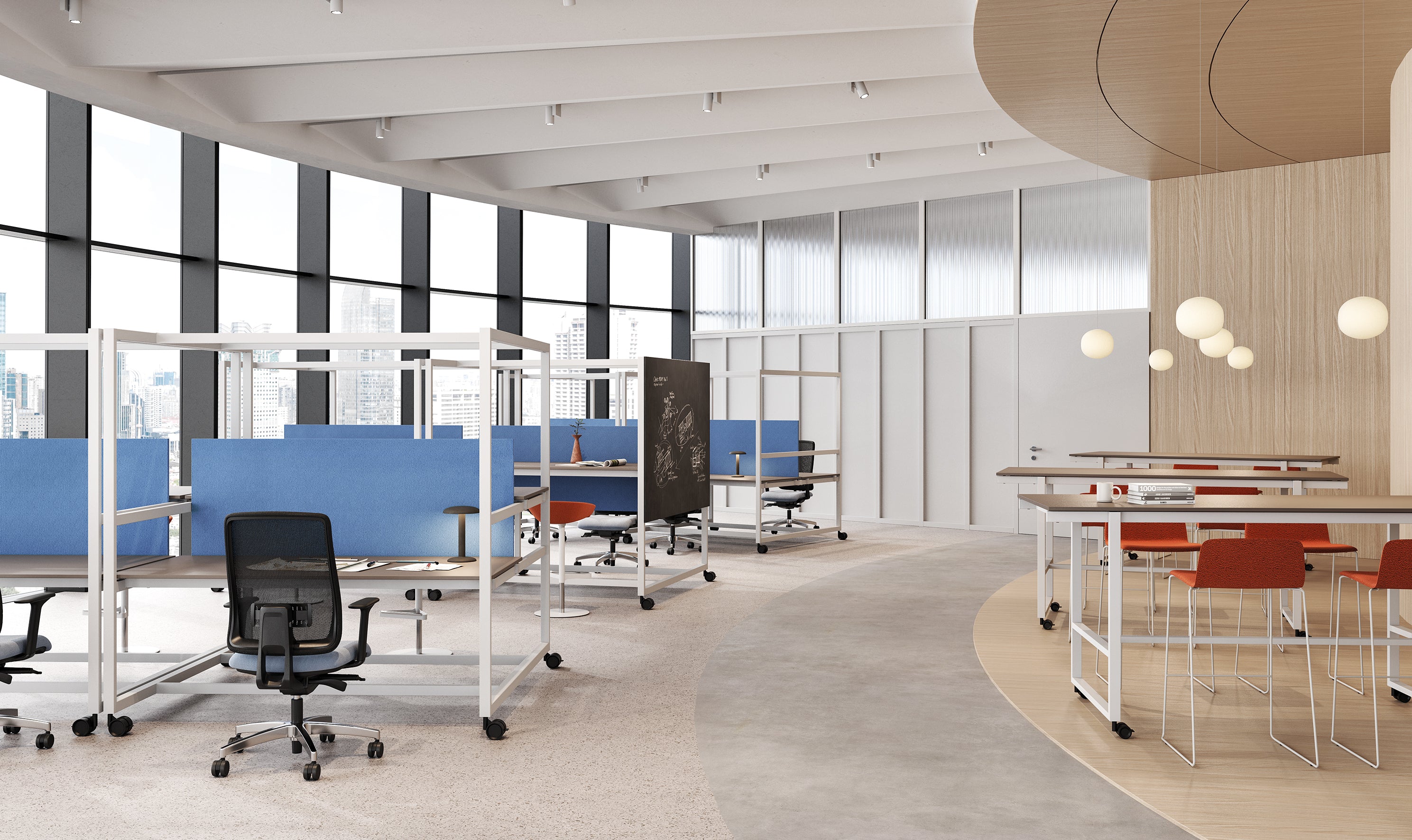 Bureau ouvert moderne avec des postes de travail divisés en bleu, des caissons mobiles noirs et une table CMR Progetto haute Nomad associée à des chaises rouges. De grandes fenêtres offrent une vue sur la ville, tandis que des plafonniers ronds éclairent le coin salon.