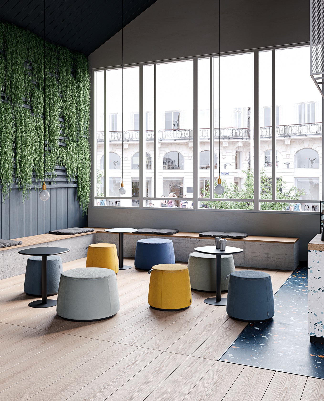 Un intérieur de café moderne avec la collection Giorgio Topan de poufs design avec table intégrée C1.8 en gris, jaune et bleu, des plantes suspendues au mur et de petites tables rondes sur un sol en bois clair avec une vue sur les rues de la ville à travers de grandes fenêtres.