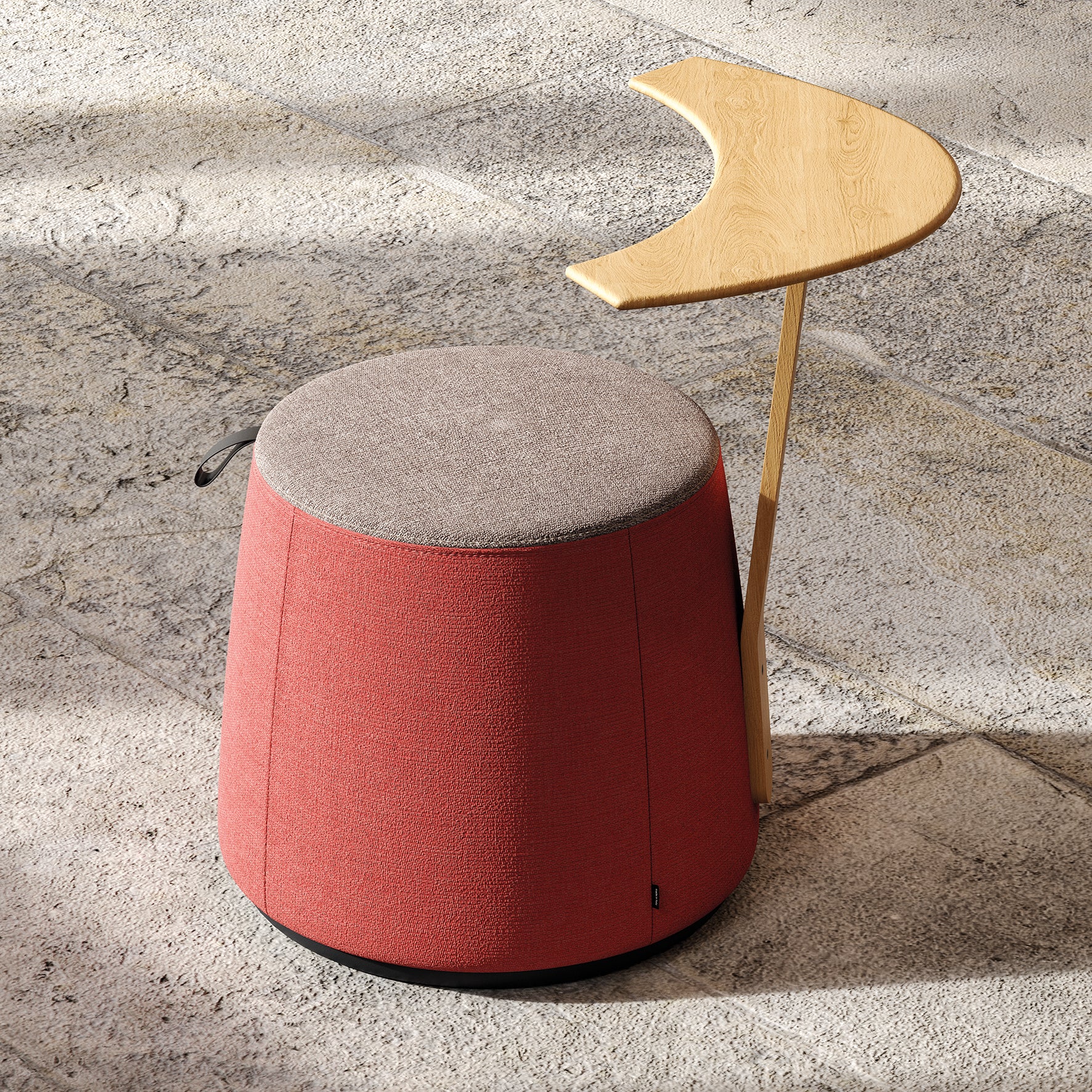 La Collection de poufs design avec table intégrée C1.8 de Giorgio Topan est un tabouret moderne en tissu rouge avec une assise coussinée beige, doté d'une table d'appoint en bois en forme de croissant - idéal pour l'ameublement contemporain et les espaces collaboratifs.