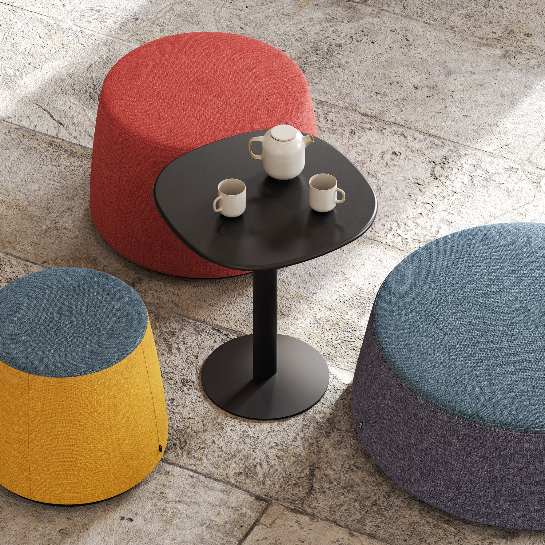 La Collection de poufs design avec table intégrée C1.8 de Giorgio Topan présente une petite table ronde noire avec une théière blanche et trois tasses, entourée de poufs colorés - idéal pour un ameublement contemporain dans les espaces collaboratifs.