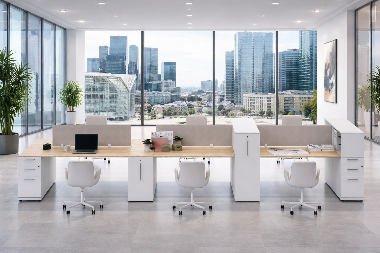 Bureau moderne à aire ouverte avec six bureaux blancs, des chaises ergonomiques, des Attitudes Bureaux Orgatower rangement compact et intelligent, et des plantes. Intérieur spacieux et lumineux avec des fenêtres allant du sol au plafond et donnant sur l'horizon de la ville.