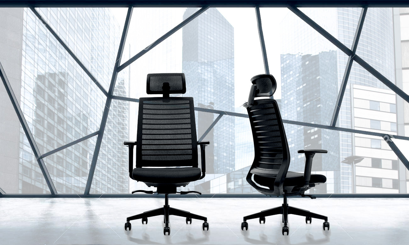 Deux chaises Attitudes Bureaux Fauteuil Tauri, l'une avec un dossier en maille tourné vers l'avant, l'autre avec un dossier latéral, sont placées devant de grandes fenêtres géométriques avec vue sur les gratte-ciel de la ville.