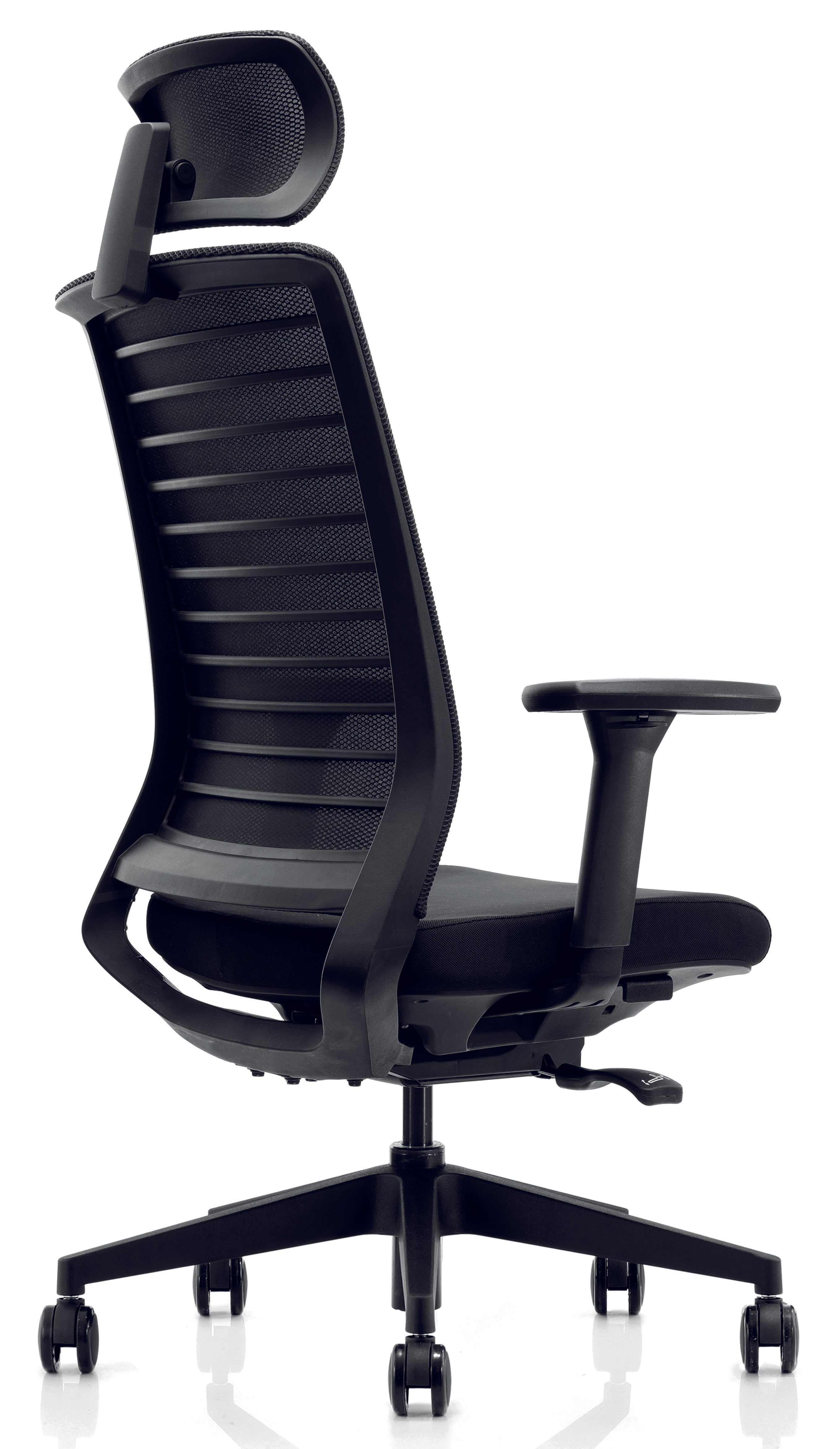 Le Fauteuil Tauri d'Attitudes Bureaux est un siège de bureau moderne et ergonomique de couleur noire, avec un dossier en maille, des accoudoirs et un appui-tête réglables, et cinq roues pivotantes. Il est présenté de dos, légèrement incliné, sur un fond blanc.