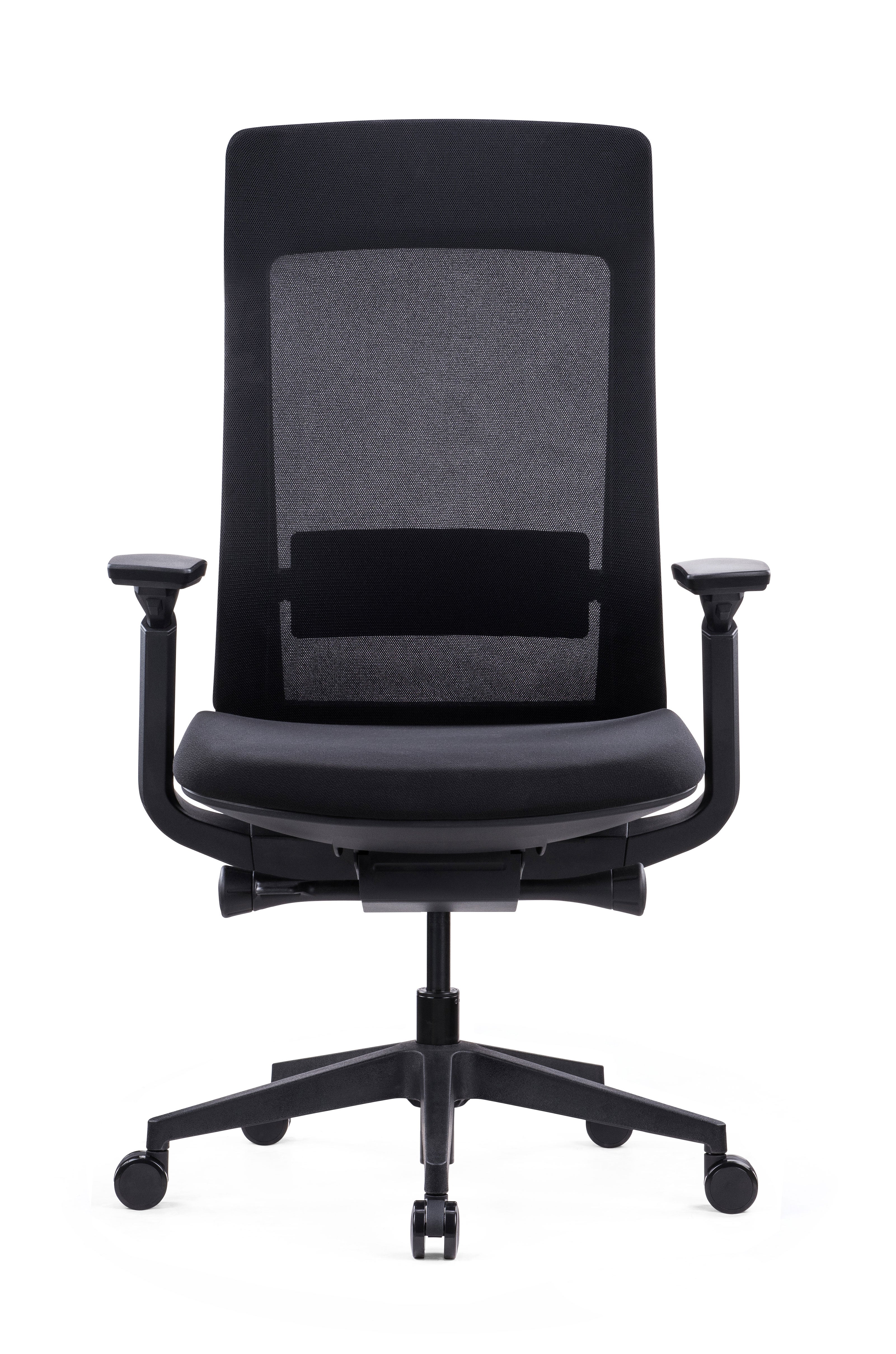 Le Fauteuil Céphée d'Attitudes Bureaux est un siège de bureau moderne de couleur noire avec un dossier en maille, des accoudoirs réglables, une assise rembourrée, un soutien lombaire réglable et un piètement à cinq roues, présenté sur un fond blanc.
