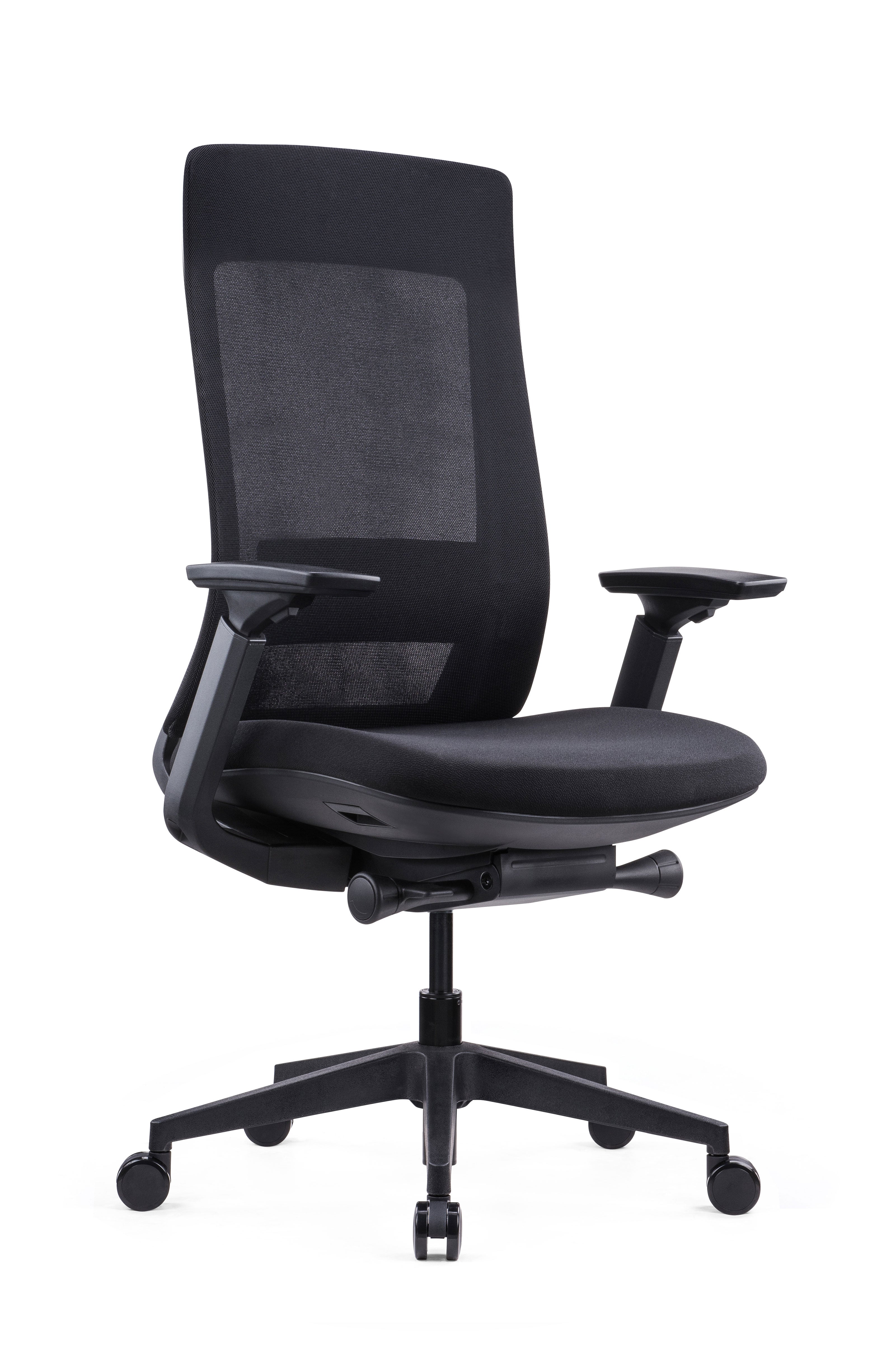 Le Fauteuil Céphée d'Attitudes Bureaux est un siège de bureau ergonomique moderne de couleur noire avec accoudoirs réglables, soutien lombaire, dossier en maille, assise coussinée et base à cinq roues, présenté sur fond blanc.
