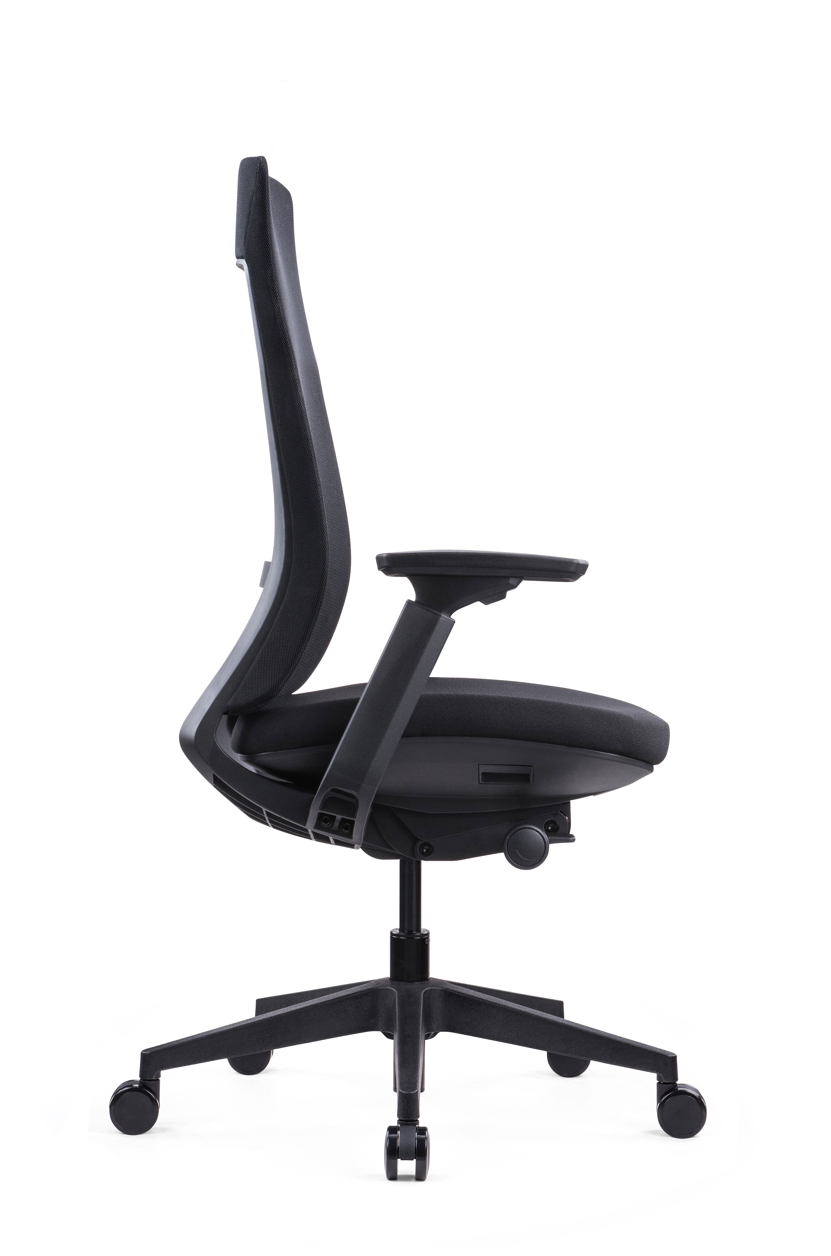 Le Fauteuil Céphée d'Attitudes Bureaux est un siège de bureau moderne et ergonomique de couleur noire avec accoudoirs réglables, dossier haut et soutien lombaire réglable, présenté en vue latérale sur fond blanc. Son piètement à cinq roues lui assure une grande mobilité.