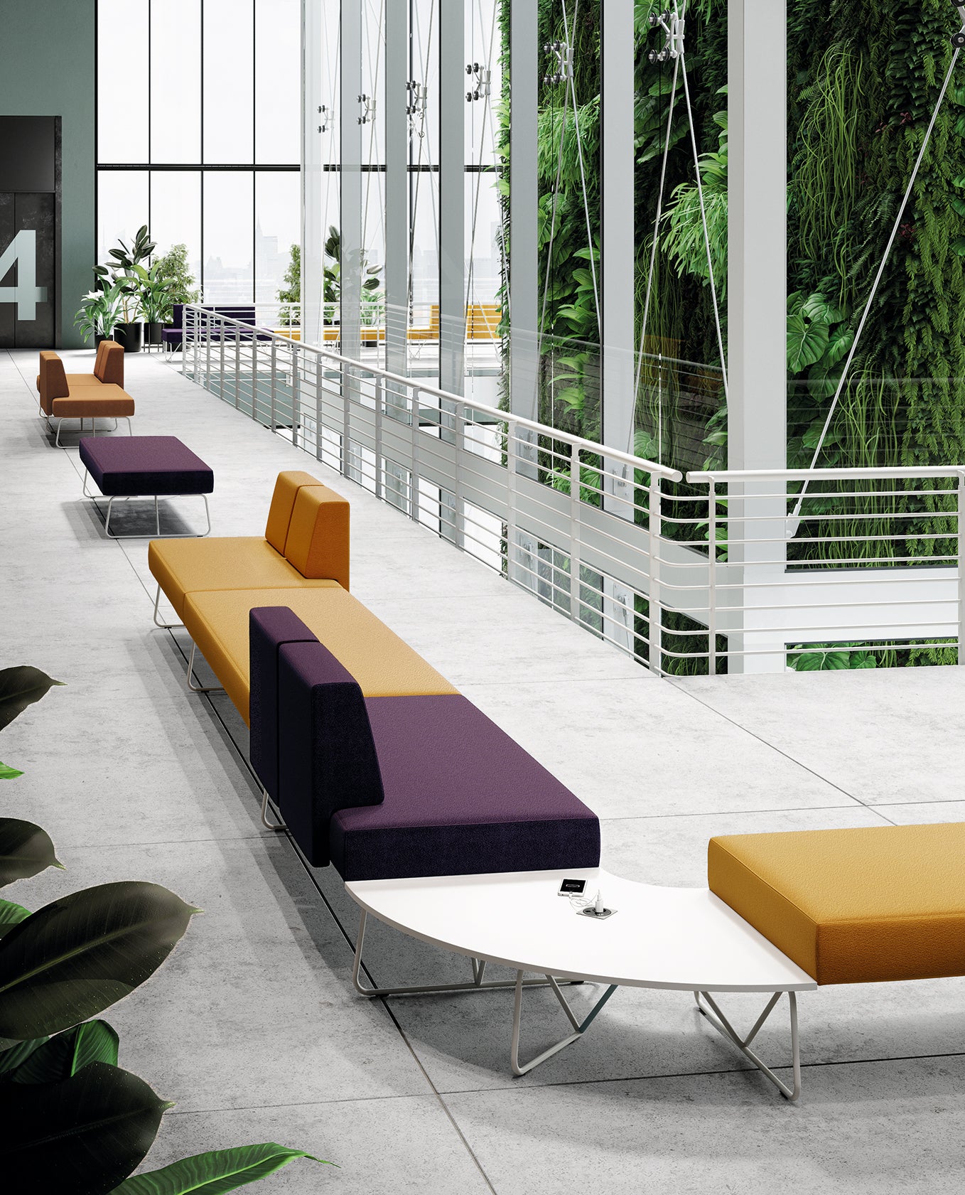 Salon intérieur contemporain avec fauteuil design et canapés d'accueil modulaires d.FLUX Fedra en violet et jaune moutarde, tables blanches, grandes fenêtres pour la lumière naturelle, ainsi qu'un luxuriant jardin vert vertical sur le mur de droite.