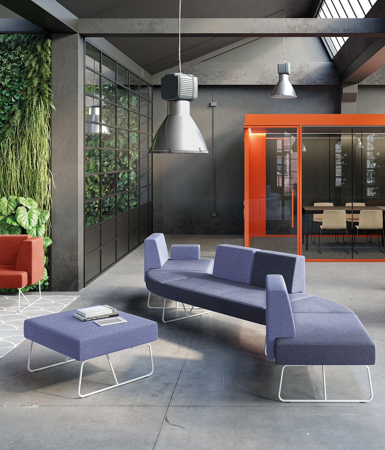 Cet espace de bureau moderne est équipé d'un Canapés d'accueil Fedra de d.FLUX, d'un ottoman et de livres assortis. Des murs en verre, un mur végétal vert, un module de réunion orange et un éclairage industriel complètent le design contemporain.