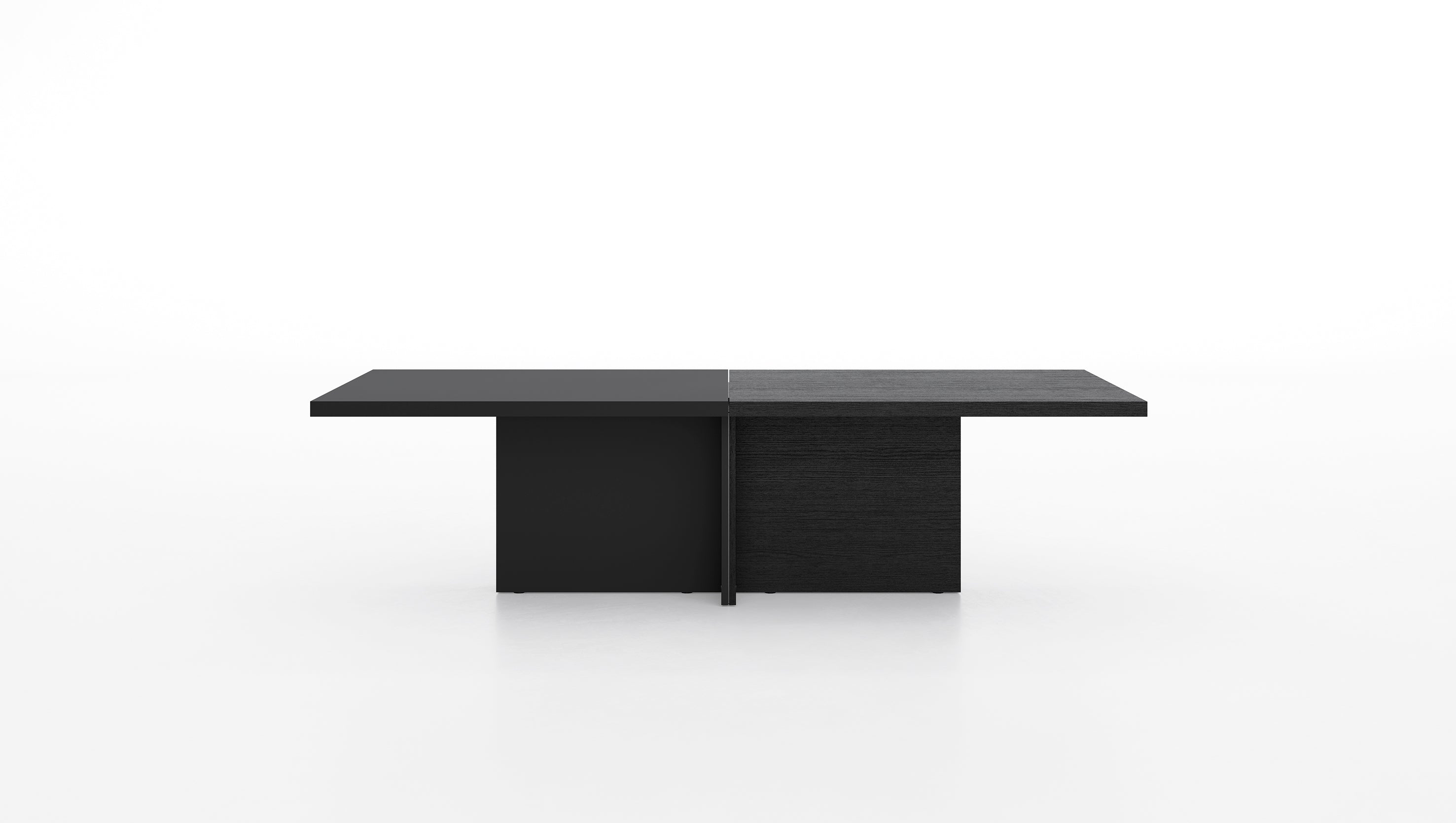 Table de réunion noire minimaliste Mux70 de Stefano Boeri Interiors avec un design divisé, deux surfaces texturées distinctes et des pieds robustes en blocs, présentés sur un fond blanc uni.