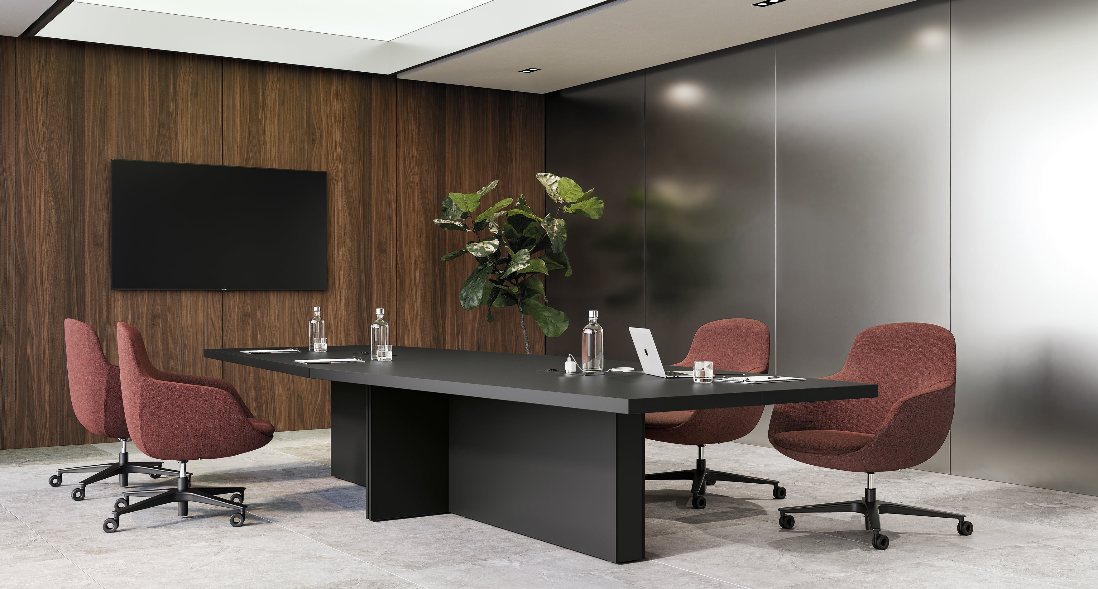 Salle de conférence moderne avec une table de réunion Mux70 de Stefano Boeri Interiors, quatre chaises pivotantes rouges, des bouteilles d'eau, un ordinateur portable, des cahiers, un grand écran mural, une plante en pot et des panneaux muraux en bois et métal.