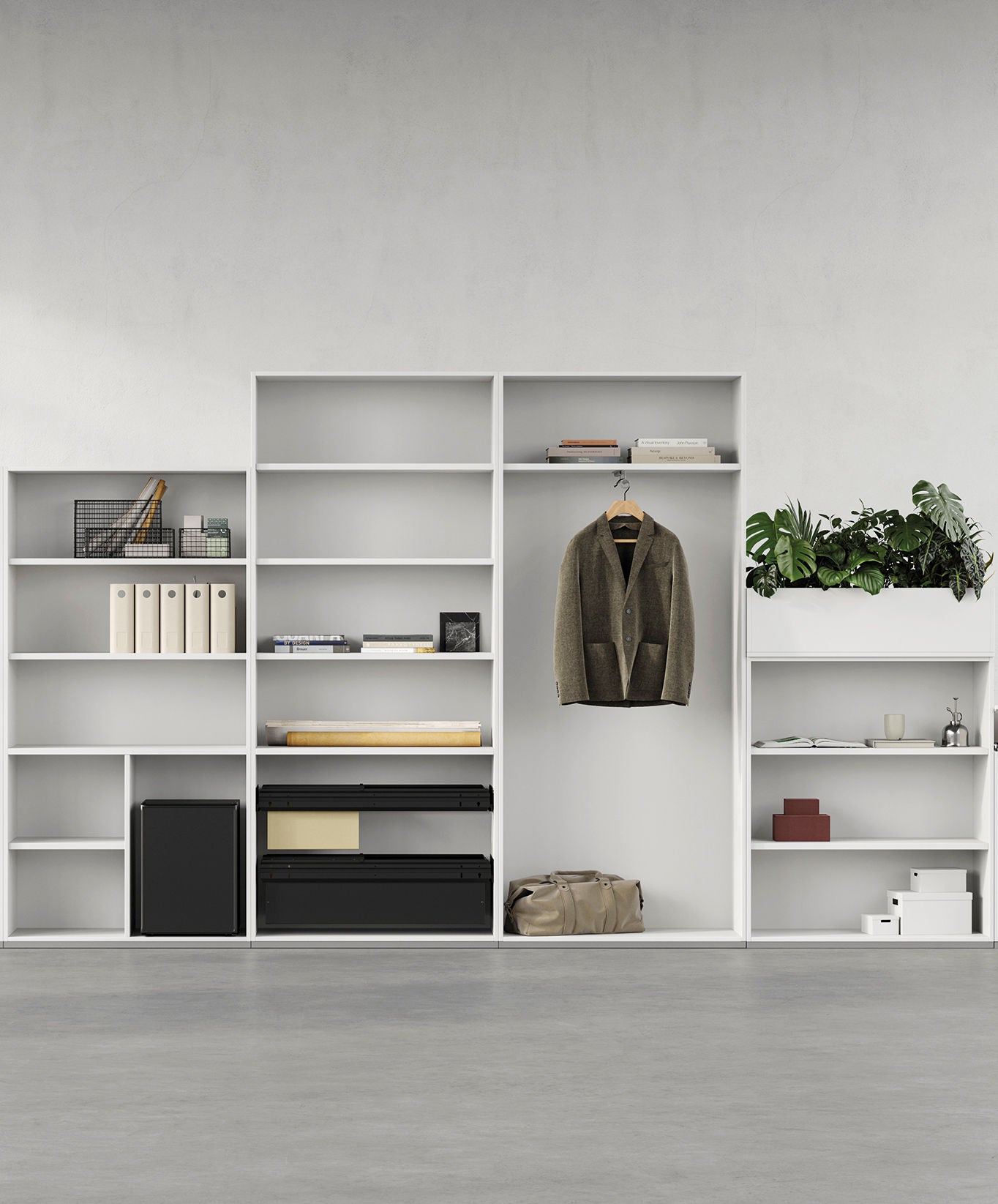 Le bureau Attitudes Armoires de bureau Passepartout est une étagère blanche minimaliste qui permet de ranger des livres, des dossiers, des boîtes, des plateaux, des vestes, des sacs, des plantes et des objets décoratifs - idéal pour une organisation sur mesure contre un mur et un sol gris uni.