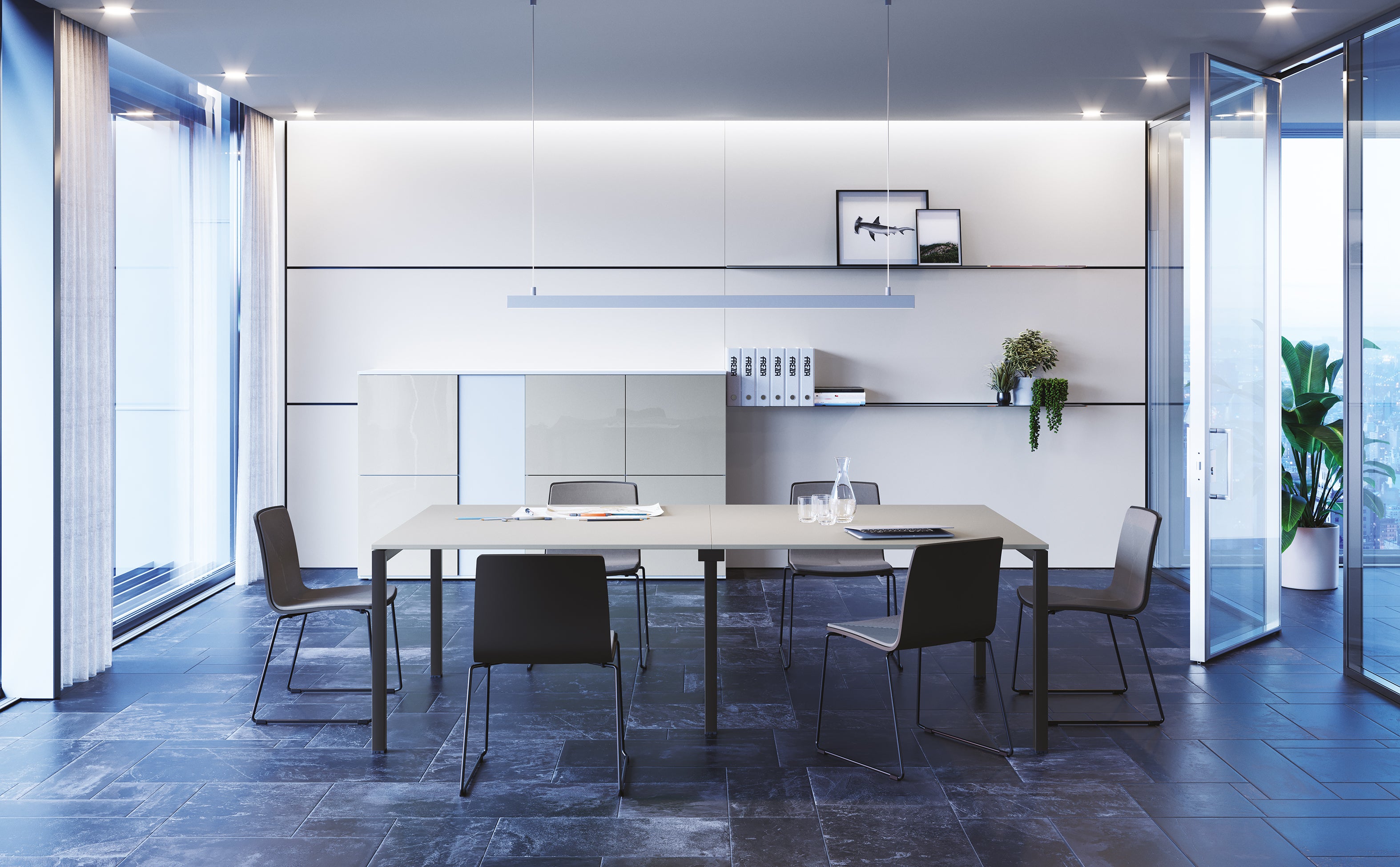 Une salle de réunion informelle moderne comprend une Table de réunion Pop Easy d'Attitudes Bureaux, cinq chaises noires, des murs en verre, des plantes d'intérieur, des étagères avec des classeurs, un décor minimal et beaucoup de lumière naturelle.