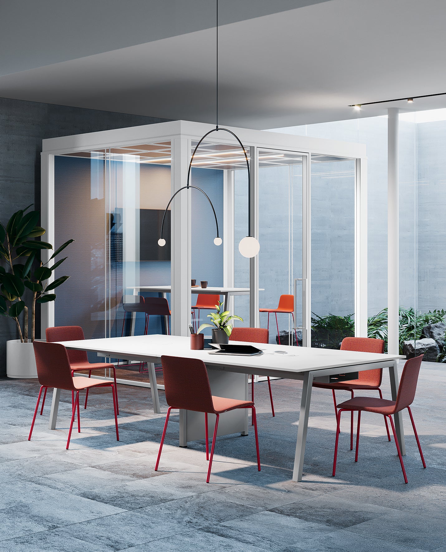Un bureau moderne présente un Attitudes Bureaux Tables de réunion modulaires Pop Ace blanc entouré de chaises rouges, d'un centre de table végétal et d'un éclairage géométrique. A l'arrière-plan, des tables de réunion en verre avec des chaises supplémentaires bénéficient de la lumière naturelle.