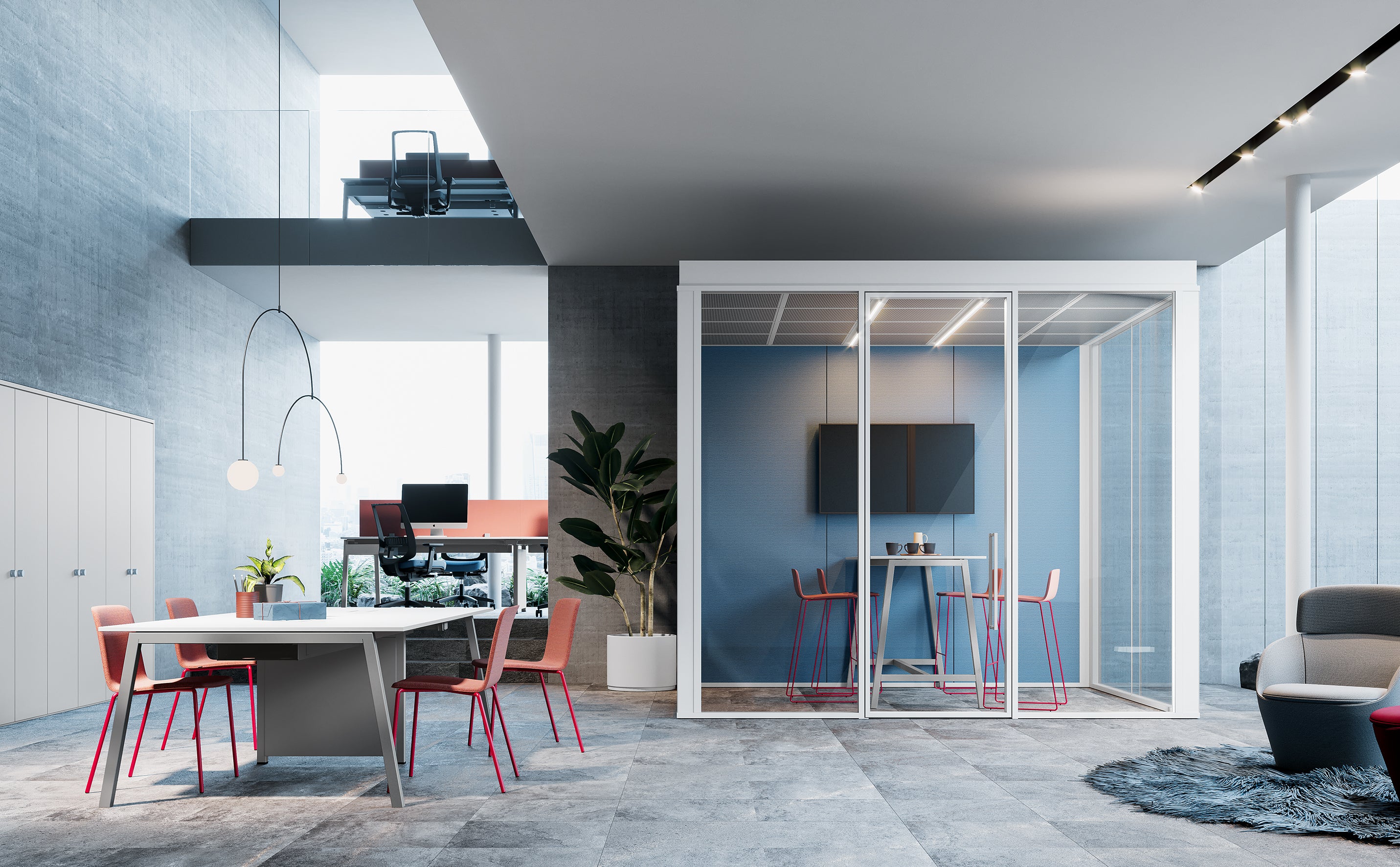 Bureau ouvert moderne avec des sols gris, des murs blancs, une table de réunion avec des chaises rouges, Attitudes Bureaux Tables de réunion modulaires Pop Ace dans une nacelle de réunion en verre, de grandes fenêtres, des plantes en pot, et une mezzanine avec des bureaux et des ordinateurs au-dessus.