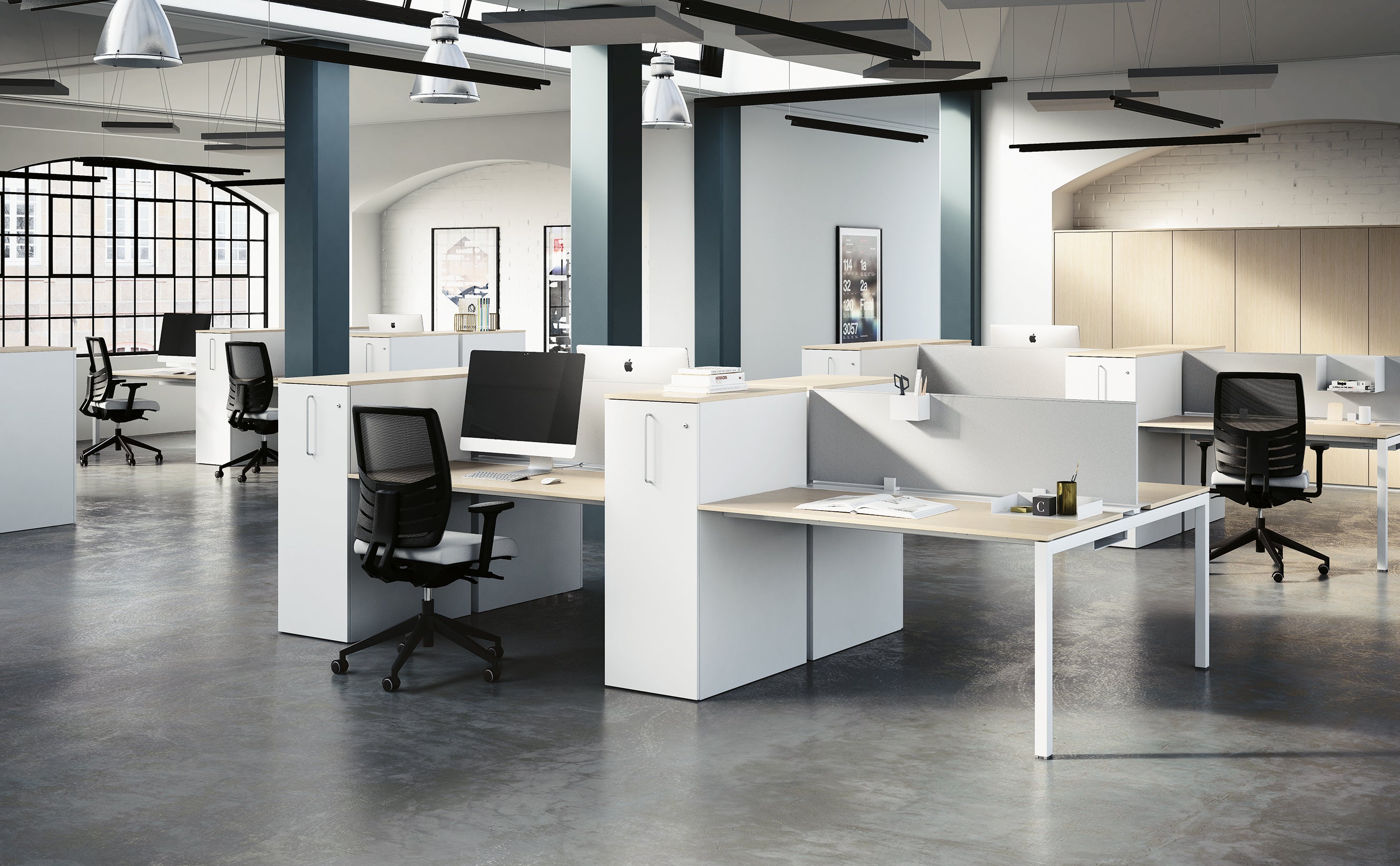 Un bureau moderne à aire ouverte avec des bureaux blancs, des chaises noires et un décor minimal. De grandes fenêtres apportent la lumière naturelle tandis que l'Orgatower rangement compact et intelligent d'Attitudes Bureaux aide à garder l'espace de travail propre et organisé.