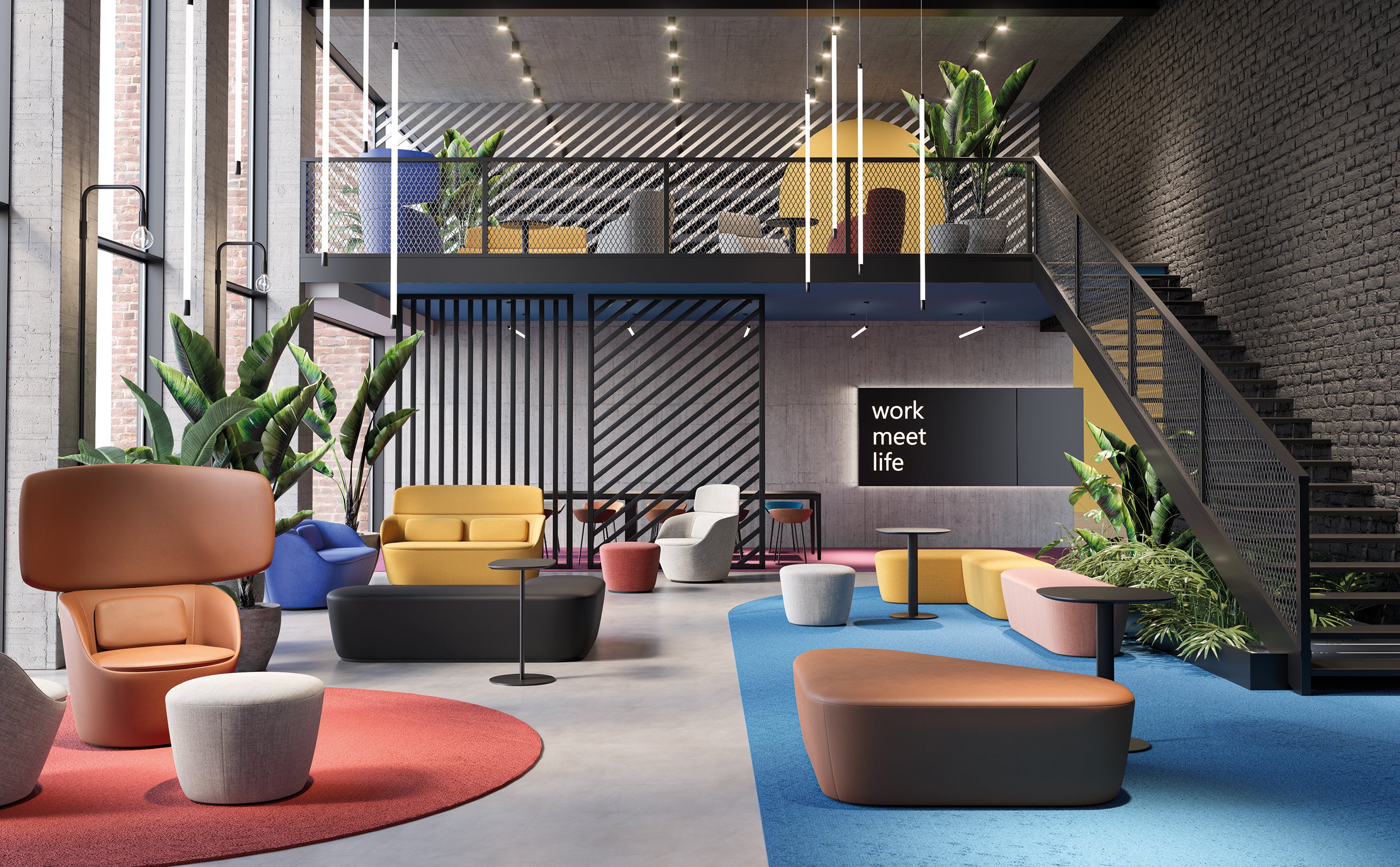 Un salon de bureau moderne présente le pouf RADAR de Claesson Koivisto Rune CKR, des canapés, des fauteuils, des tapis ronds, des plantes, un escalier, une mezzanine et un panneau mural indiquant "work meet life", avec de grandes fenêtres qui remplissent l'espace de lumière naturelle.